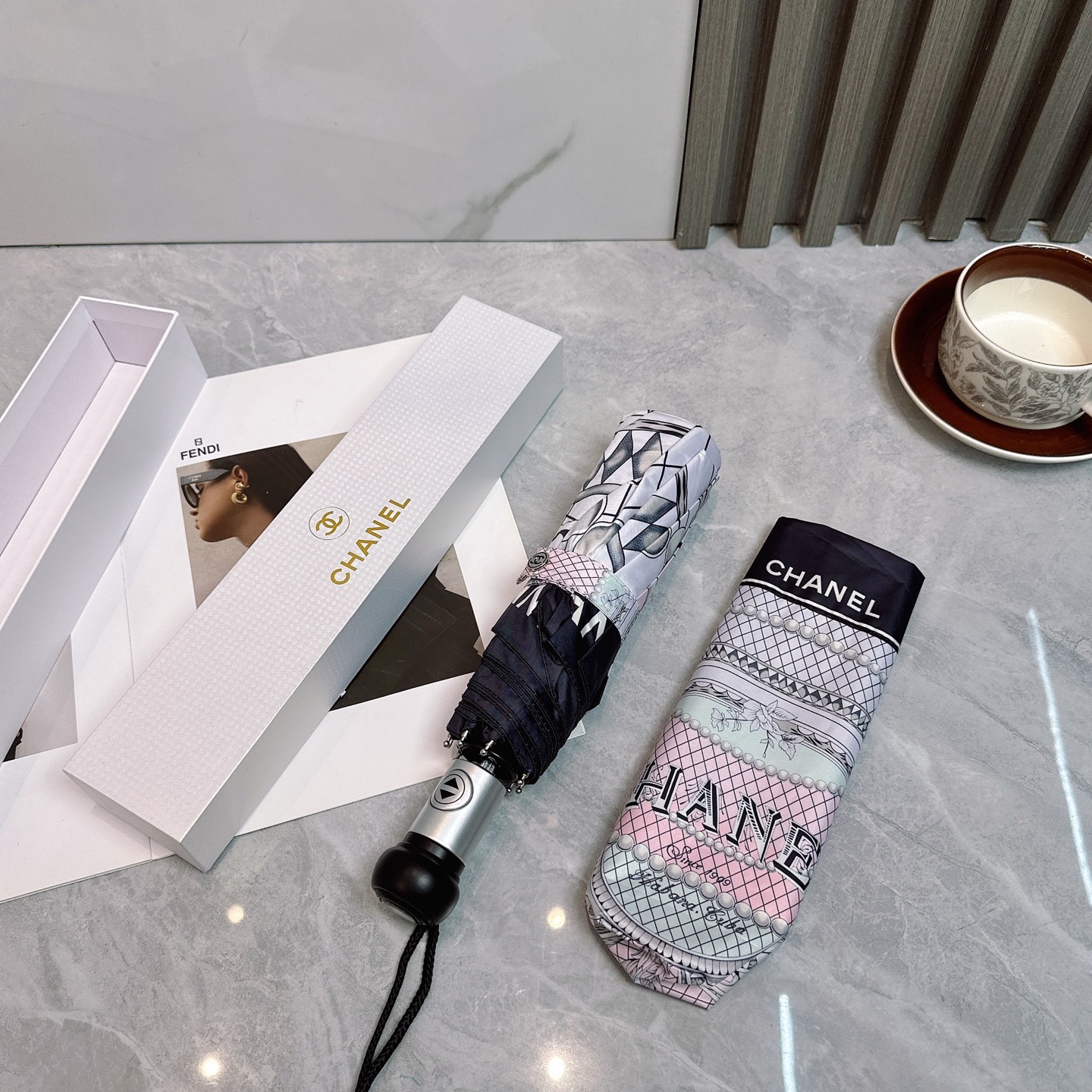  CHANEL（香奈儿）2025夏季新款 全自动折叠晴雨伞 
黑色涂层防晒有效阻隔紫外线99%，UPF>