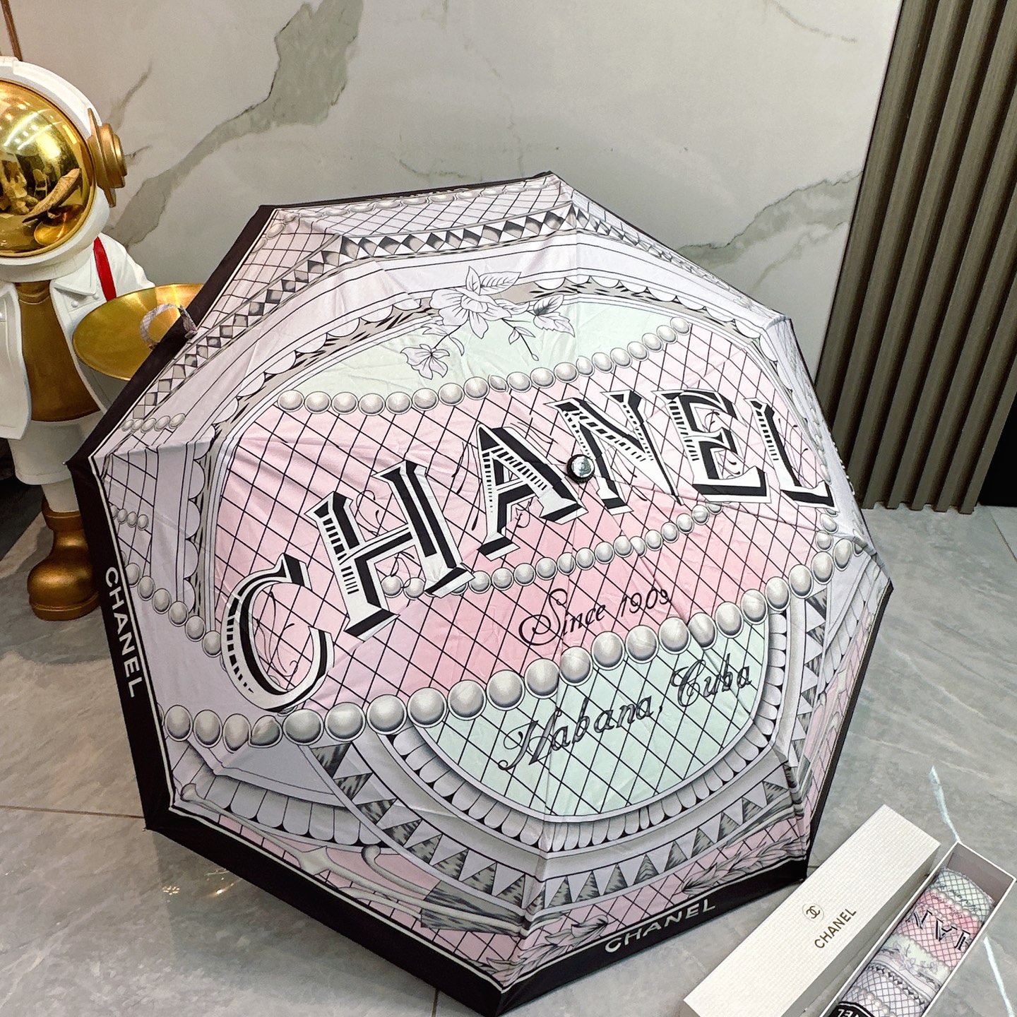  CHANEL（香奈儿）2025夏季新款 全自动折叠晴雨伞 
黑色涂层防晒有效阻隔紫外线99%，UPF>
