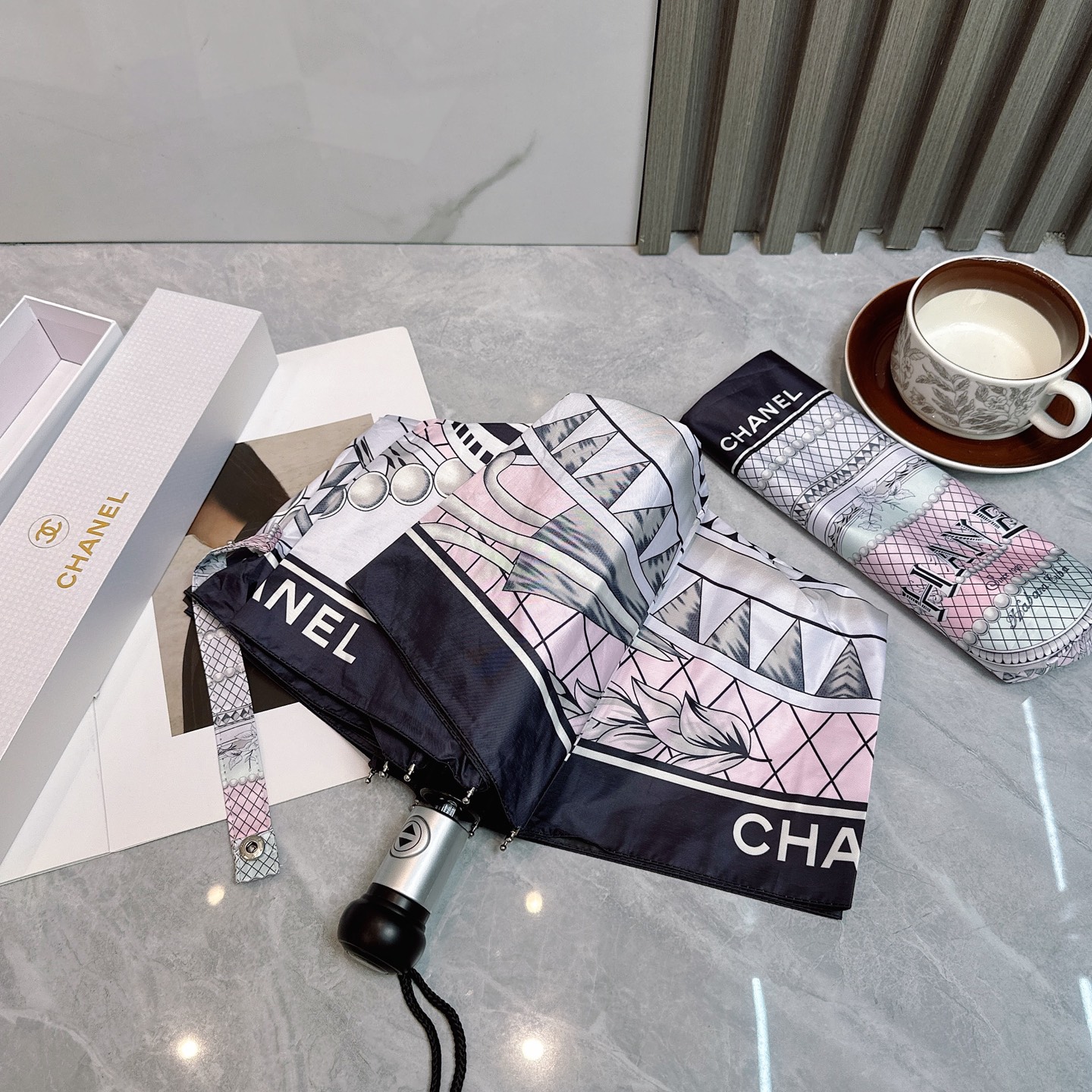  CHANEL（香奈儿）2025夏季新款 全自动折叠晴雨伞 
黑色涂层防晒有效阻隔紫外线99%，UPF>