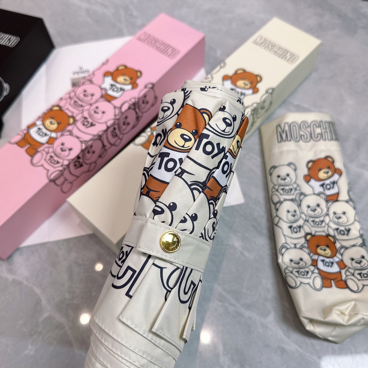  莫斯奇诺 MOSCHINO新款三折防晒睛雨伞🔥🔥 2055夏季新款 全自动折叠晴雨伞 
内里黑色涂层防