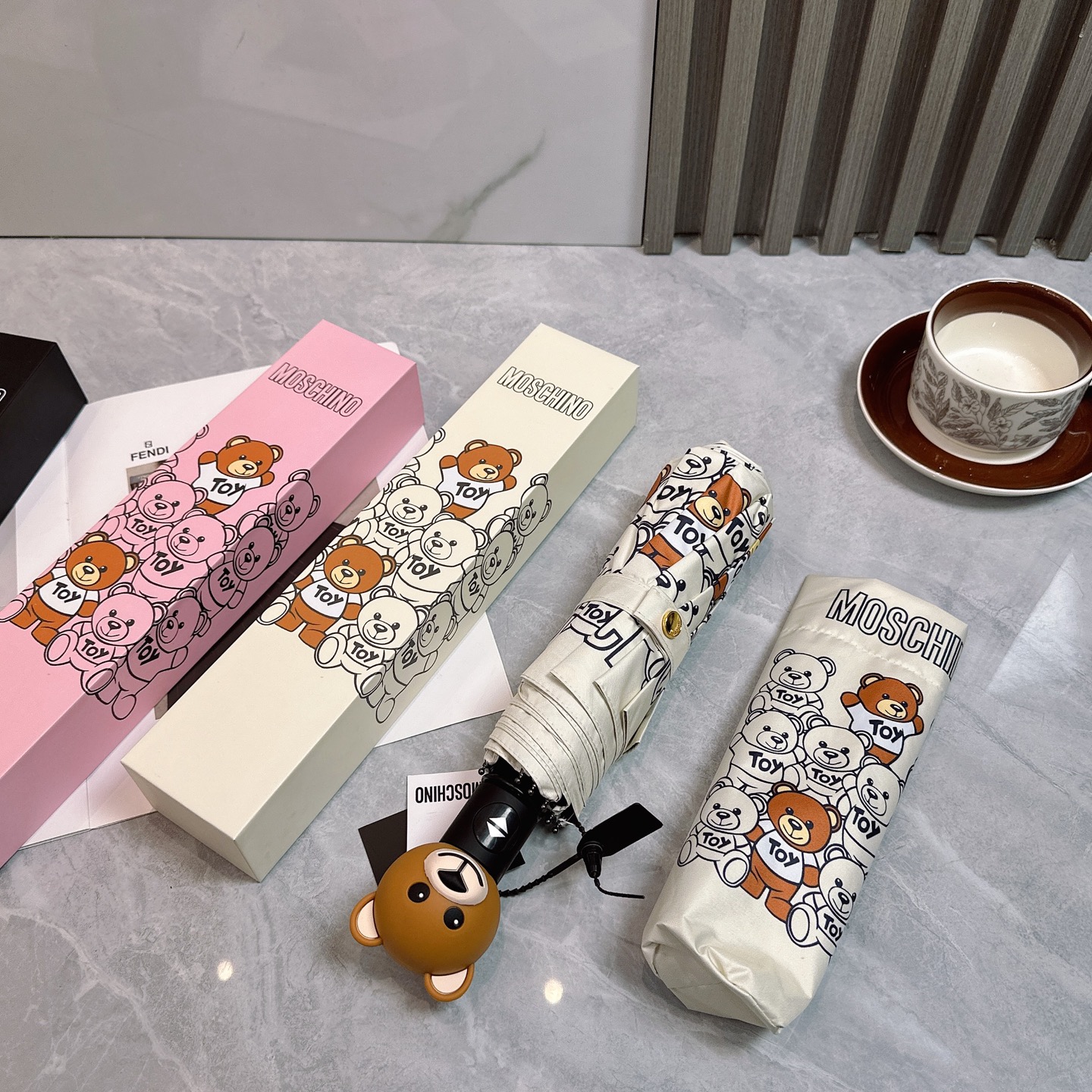  莫斯奇诺 MOSCHINO新款三折防晒睛雨伞🔥🔥 2055夏季新款 全自动折叠晴雨伞 
内里黑色涂层防