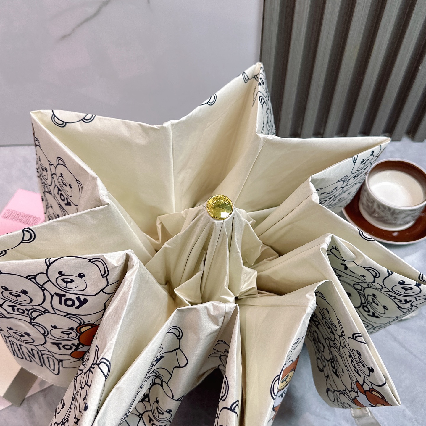  莫斯奇诺 MOSCHINO新款三折防晒睛雨伞🔥🔥 2055夏季新款 全自动折叠晴雨伞 
内里黑色涂层防