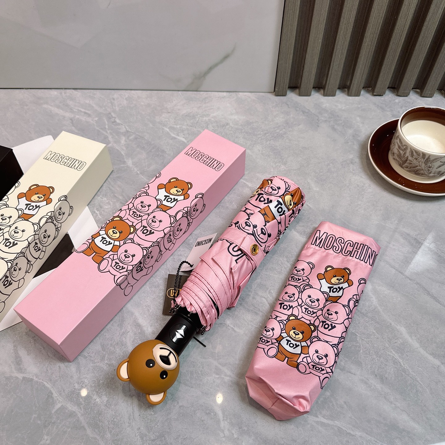  莫斯奇诺 MOSCHINO新款三折防晒睛雨伞🔥🔥 2055夏季新款 全自动折叠晴雨伞 
内里黑色涂层防