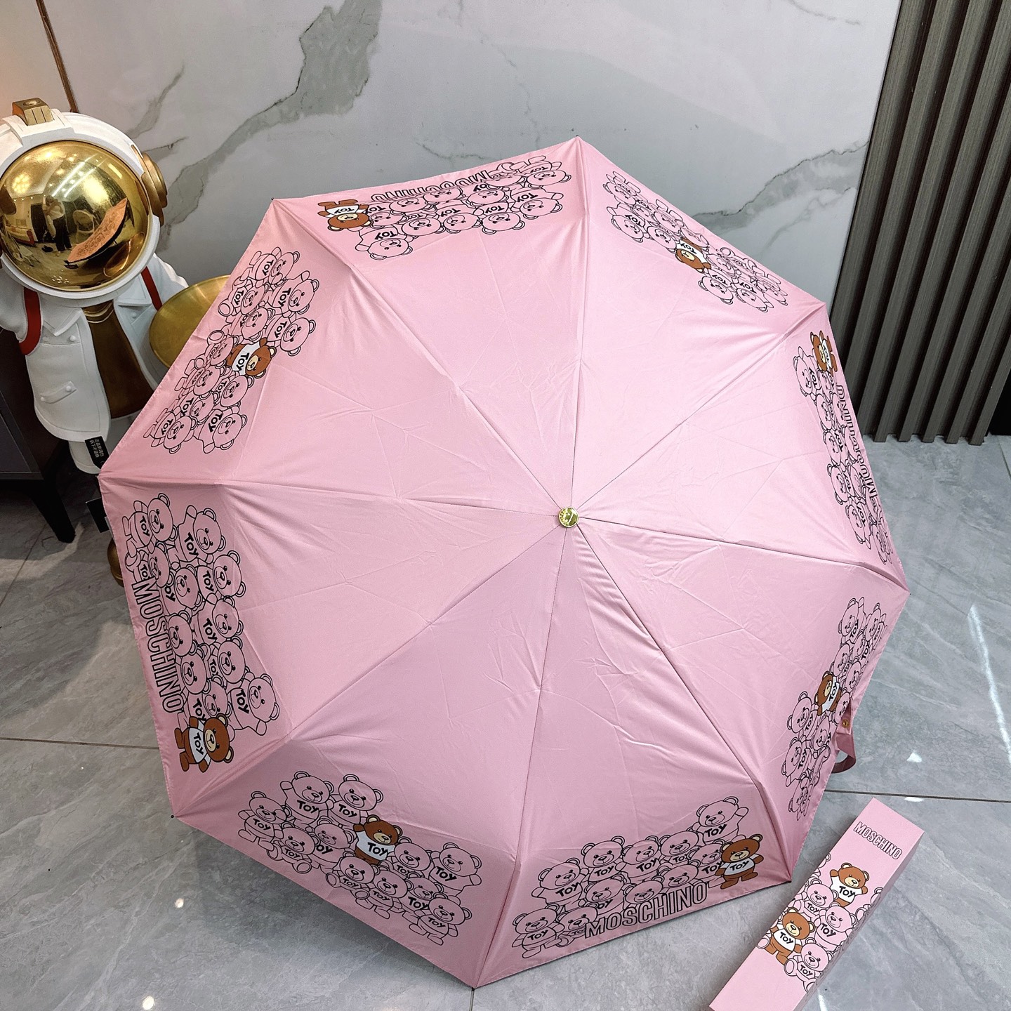  莫斯奇诺 MOSCHINO新款三折防晒睛雨伞🔥🔥 2055夏季新款 全自动折叠晴雨伞 
内里黑色涂层防