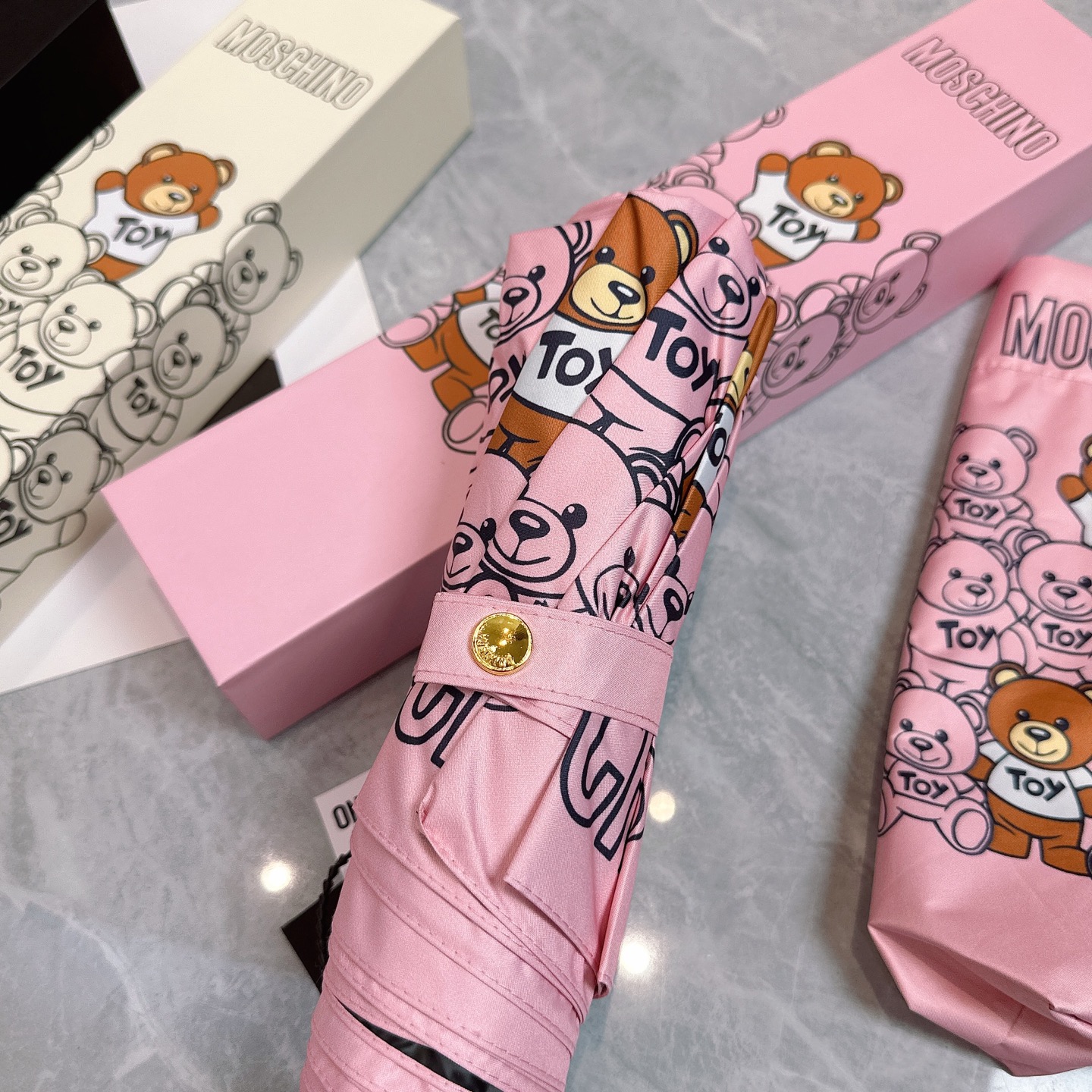  莫斯奇诺 MOSCHINO新款三折防晒睛雨伞🔥🔥 2055夏季新款 全自动折叠晴雨伞 
内里黑色涂层防