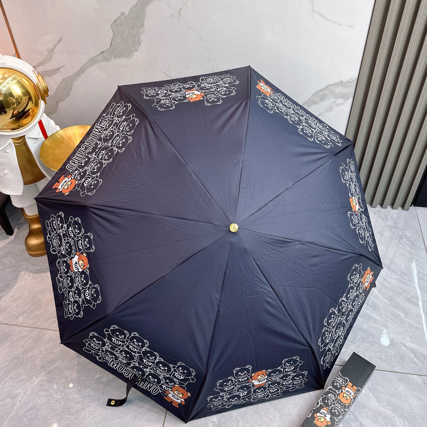  莫斯奇诺 MOSCHINO新款三折防晒睛雨伞🔥🔥 2055夏季新款 全自动折叠晴雨伞 
内里黑色涂层防
