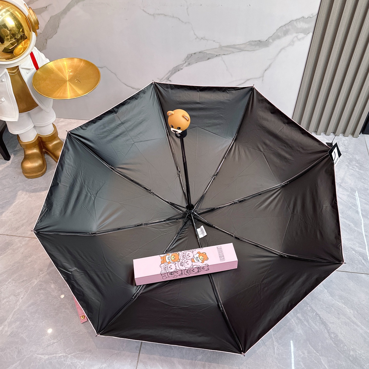  莫斯奇诺 MOSCHINO新款三折防晒睛雨伞🔥🔥 2055夏季新款 全自动折叠晴雨伞 
内里黑色涂层防