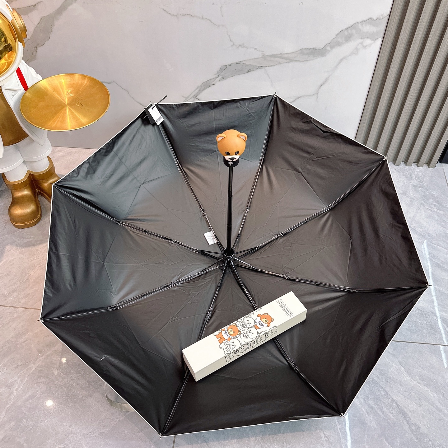  莫斯奇诺 MOSCHINO新款三折防晒睛雨伞🔥🔥 2055夏季新款 全自动折叠晴雨伞 
内里黑色涂层防