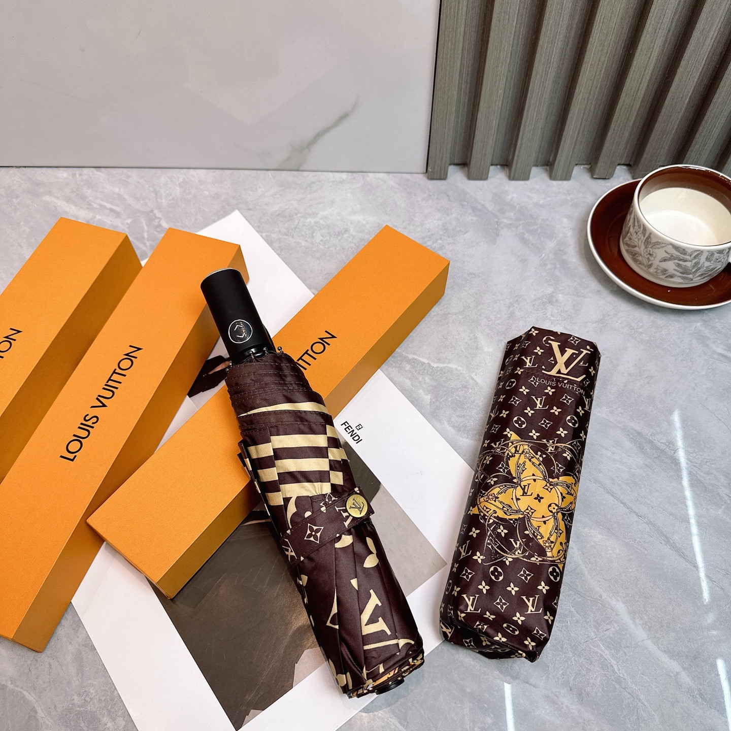  LV 路易威登三折防晒睛雨伞🔥🔥 夏季新款 全自动折叠晴雨伞 
内里黑色涂层防晒有效阻隔紫外线99%，