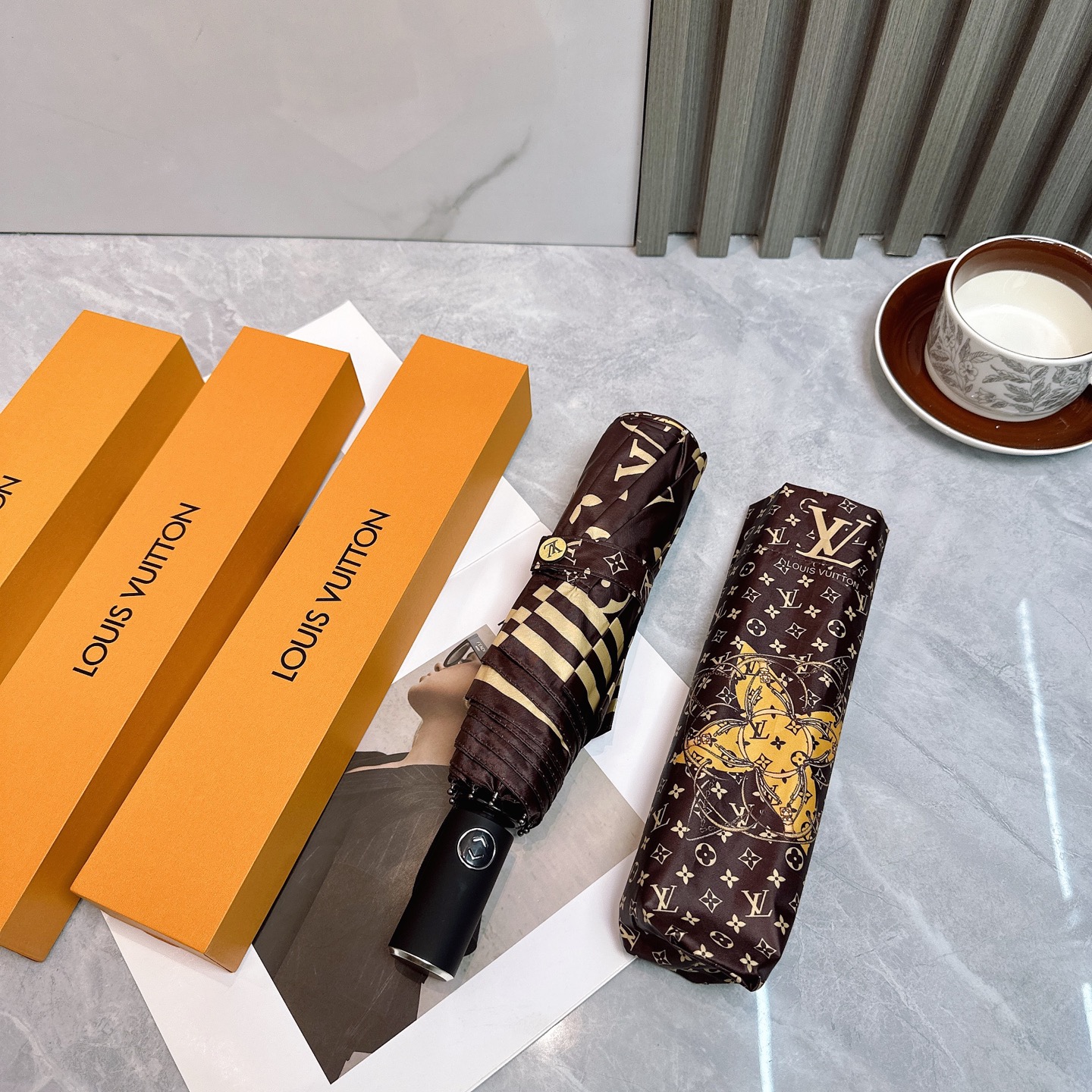  LV 路易威登三折防晒睛雨伞🔥🔥 夏季新款 全自动折叠晴雨伞 
内里黑色涂层防晒有效阻隔紫外线99%，