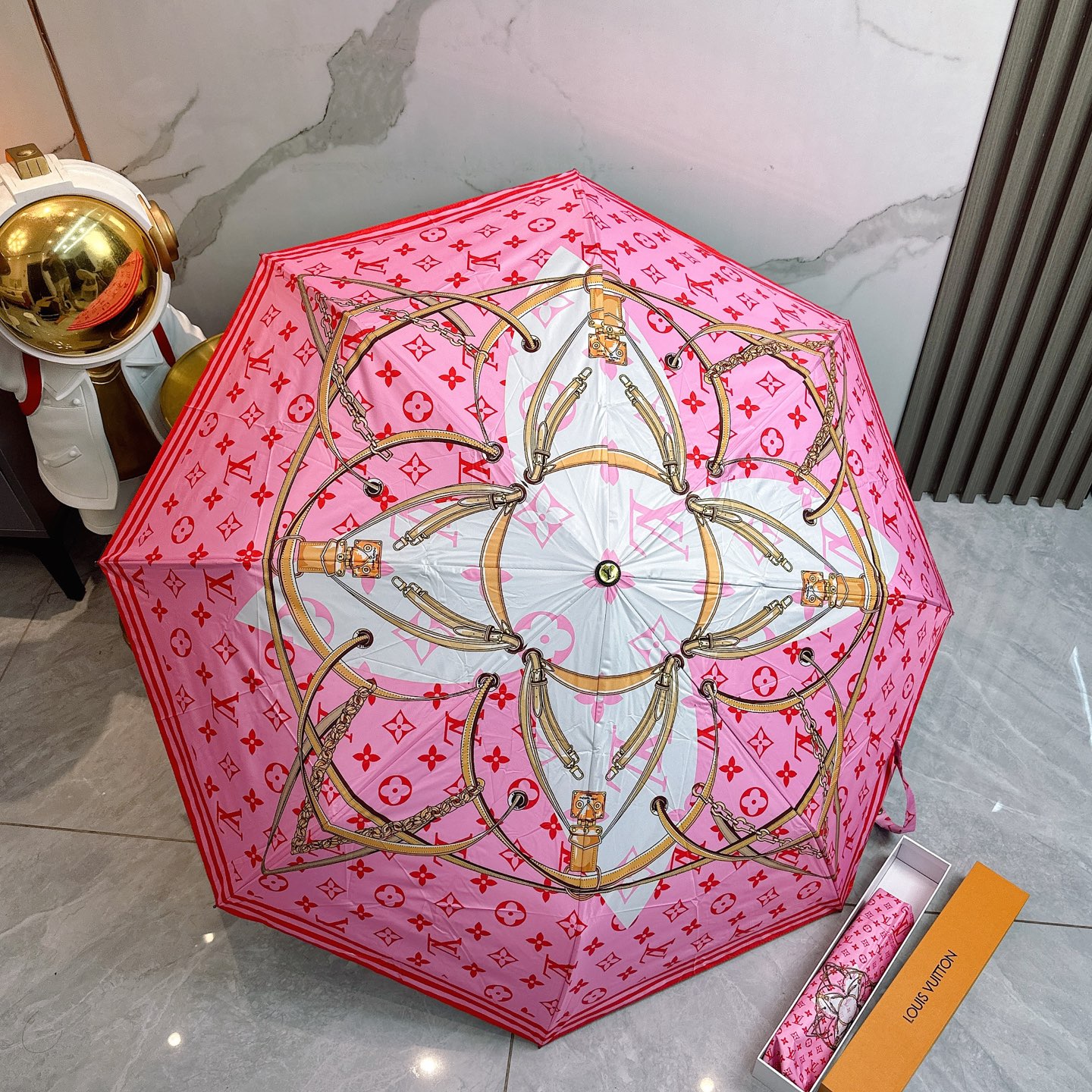  LV 路易威登三折防晒睛雨伞🔥🔥 夏季新款 全自动折叠晴雨伞 
内里黑色涂层防晒有效阻隔紫外线99%，
