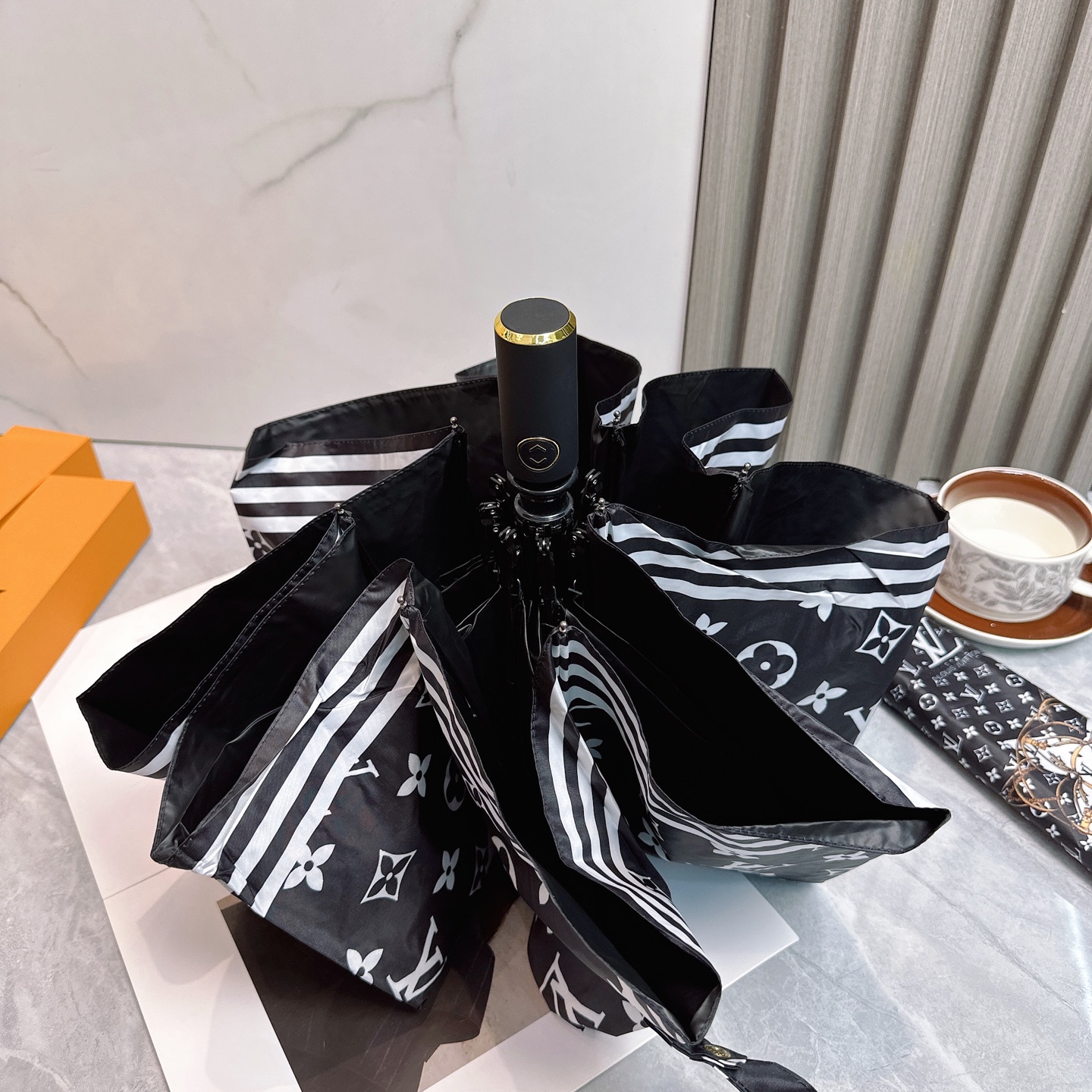  LV 路易威登三折防晒睛雨伞🔥🔥 夏季新款 全自动折叠晴雨伞 
内里黑色涂层防晒有效阻隔紫外线99%，