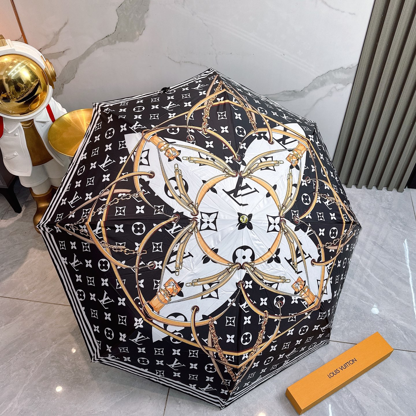  LV 路易威登三折防晒睛雨伞🔥🔥 夏季新款 全自动折叠晴雨伞 
内里黑色涂层防晒有效阻隔紫外线99%，