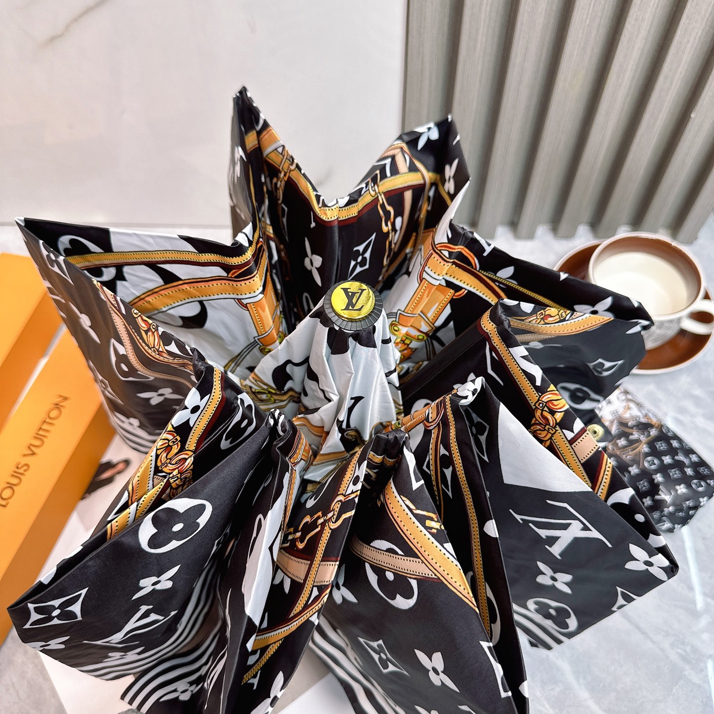  LV 路易威登三折防晒睛雨伞🔥🔥 夏季新款 全自动折叠晴雨伞 
内里黑色涂层防晒有效阻隔紫外线99%，