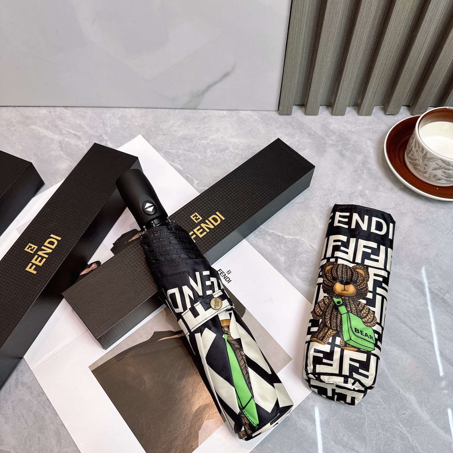  FENDI（芬迪）年度火爆力作🔥🔥 来自意大利的著名奢侈品牌 以其调皮古怪的风格创造了一个独特的时尚席