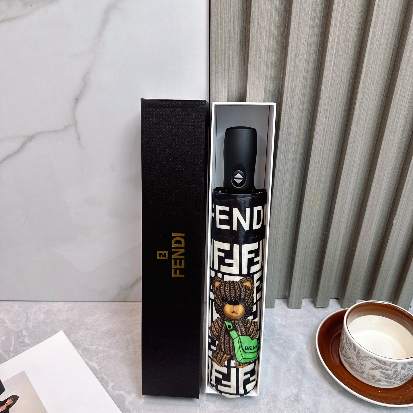  FENDI（芬迪）年度火爆力作🔥🔥 来自意大利的著名奢侈品牌 以其调皮古怪的风格创造了一个独特的时尚席