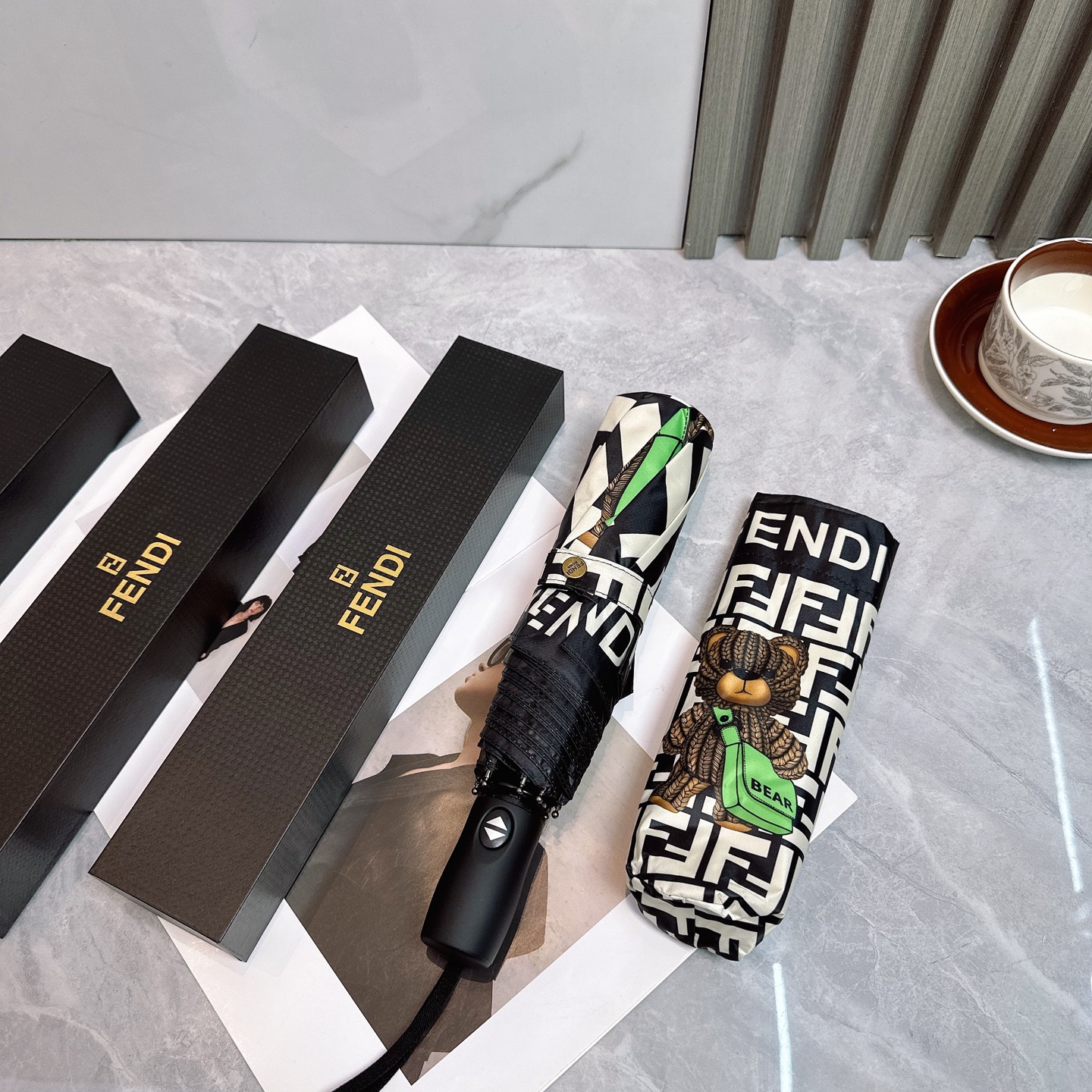  FENDI（芬迪）年度火爆力作🔥🔥 来自意大利的著名奢侈品牌 以其调皮古怪的风格创造了一个独特的时尚席