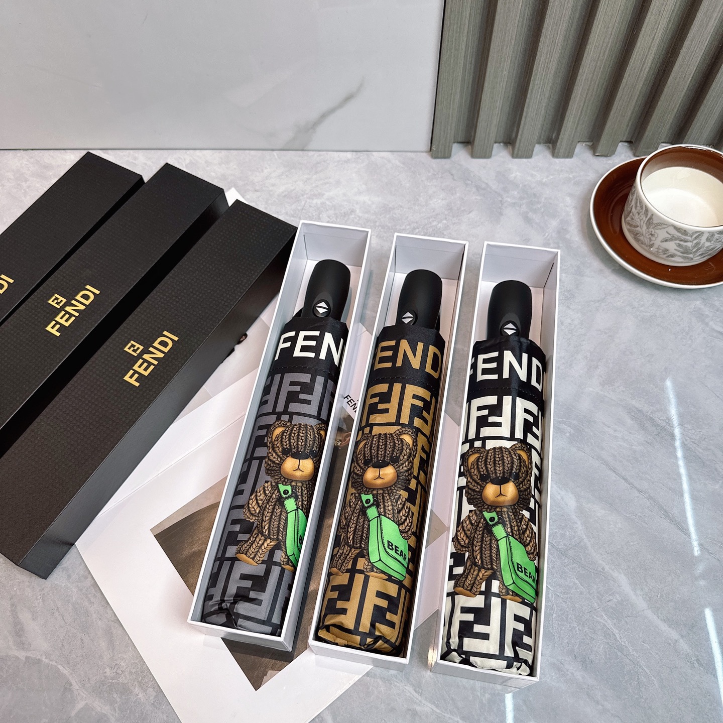  FENDI（芬迪）年度火爆力作🔥🔥 来自意大利的著名奢侈品牌 以其调皮古怪的风格创造了一个独特的时尚席