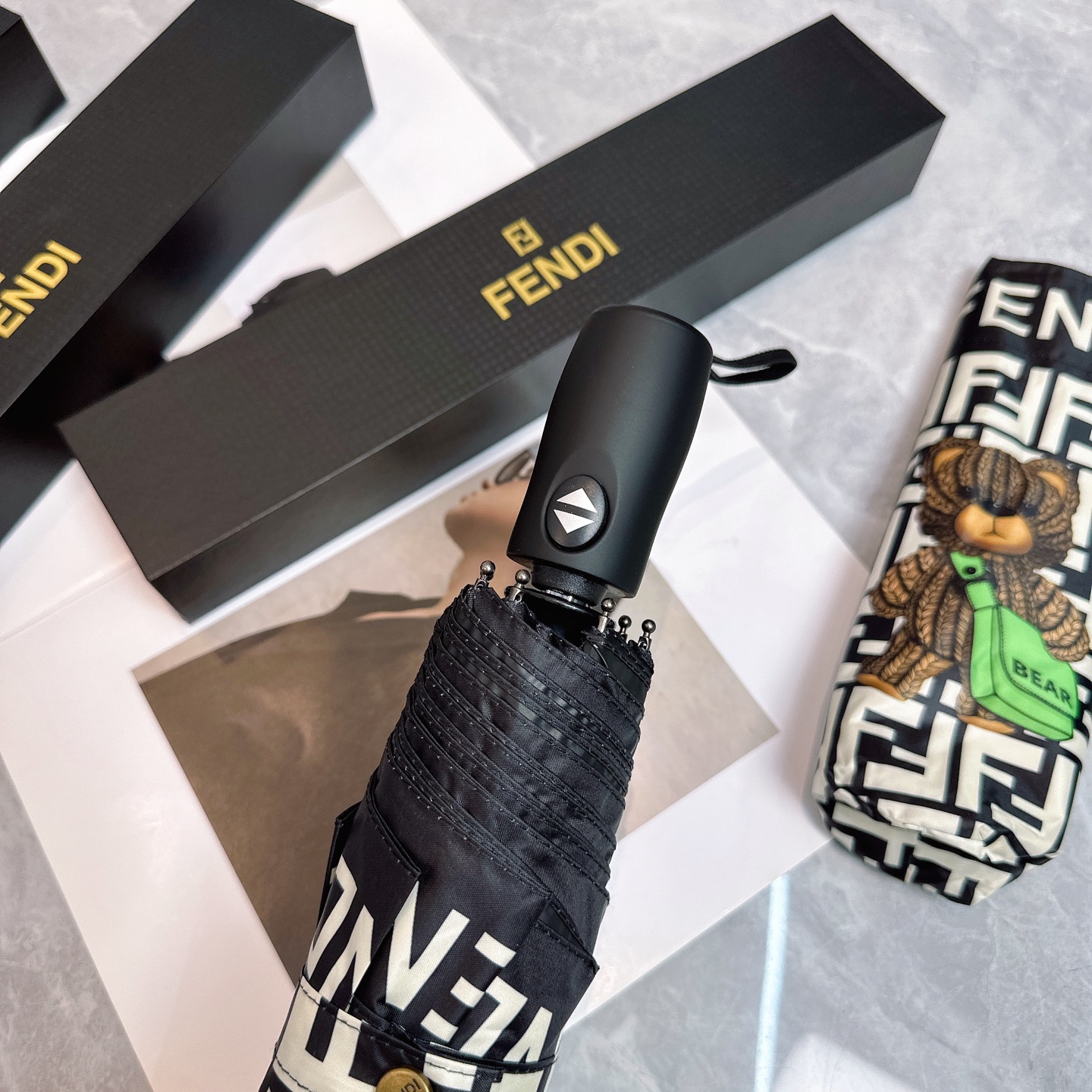  FENDI（芬迪）年度火爆力作🔥🔥 来自意大利的著名奢侈品牌 以其调皮古怪的风格创造了一个独特的时尚席