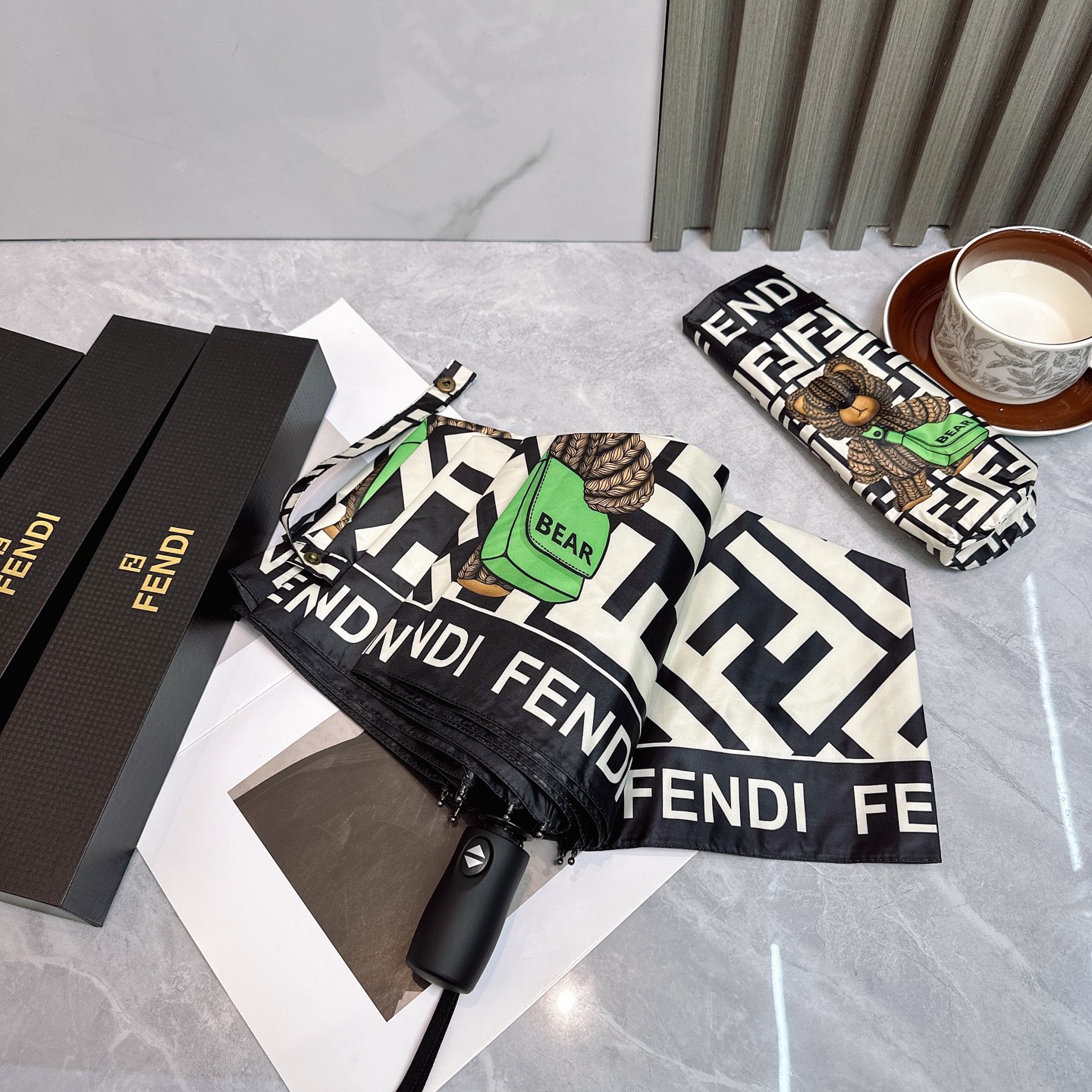  FENDI（芬迪）年度火爆力作🔥🔥 来自意大利的著名奢侈品牌 以其调皮古怪的风格创造了一个独特的时尚席