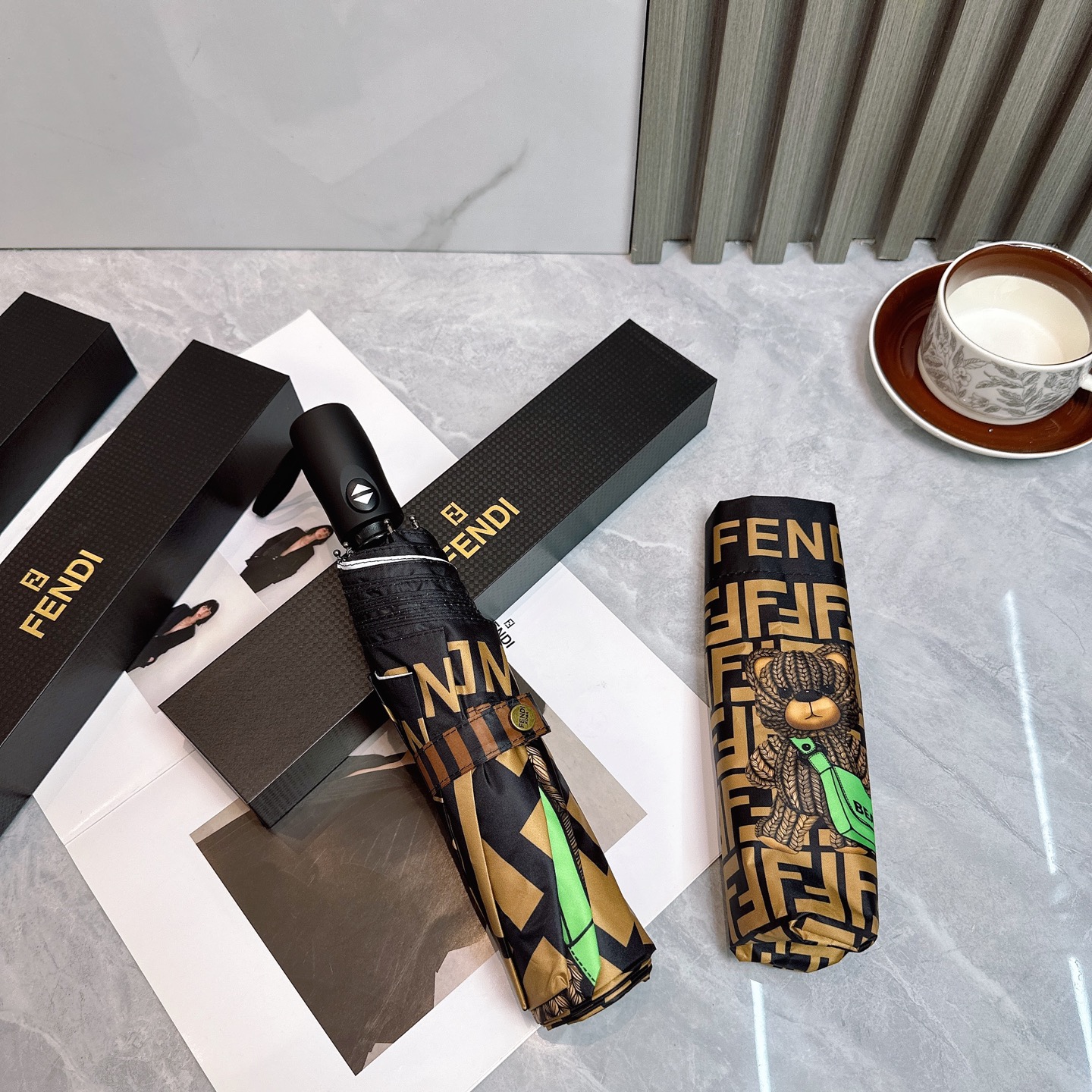  FENDI（芬迪）年度火爆力作🔥🔥 来自意大利的著名奢侈品牌 以其调皮古怪的风格创造了一个独特的时尚席