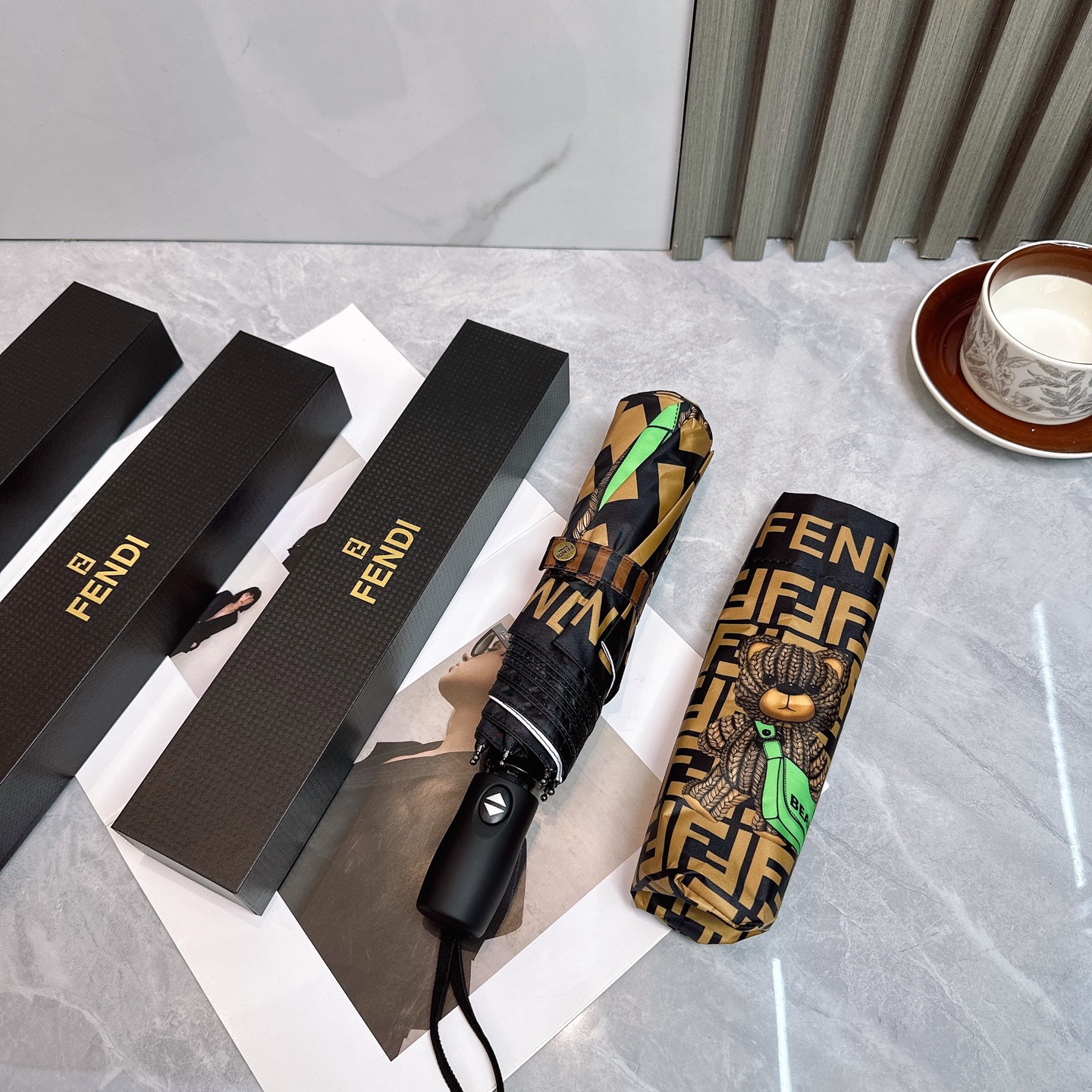  FENDI（芬迪）年度火爆力作🔥🔥 来自意大利的著名奢侈品牌 以其调皮古怪的风格创造了一个独特的时尚席
