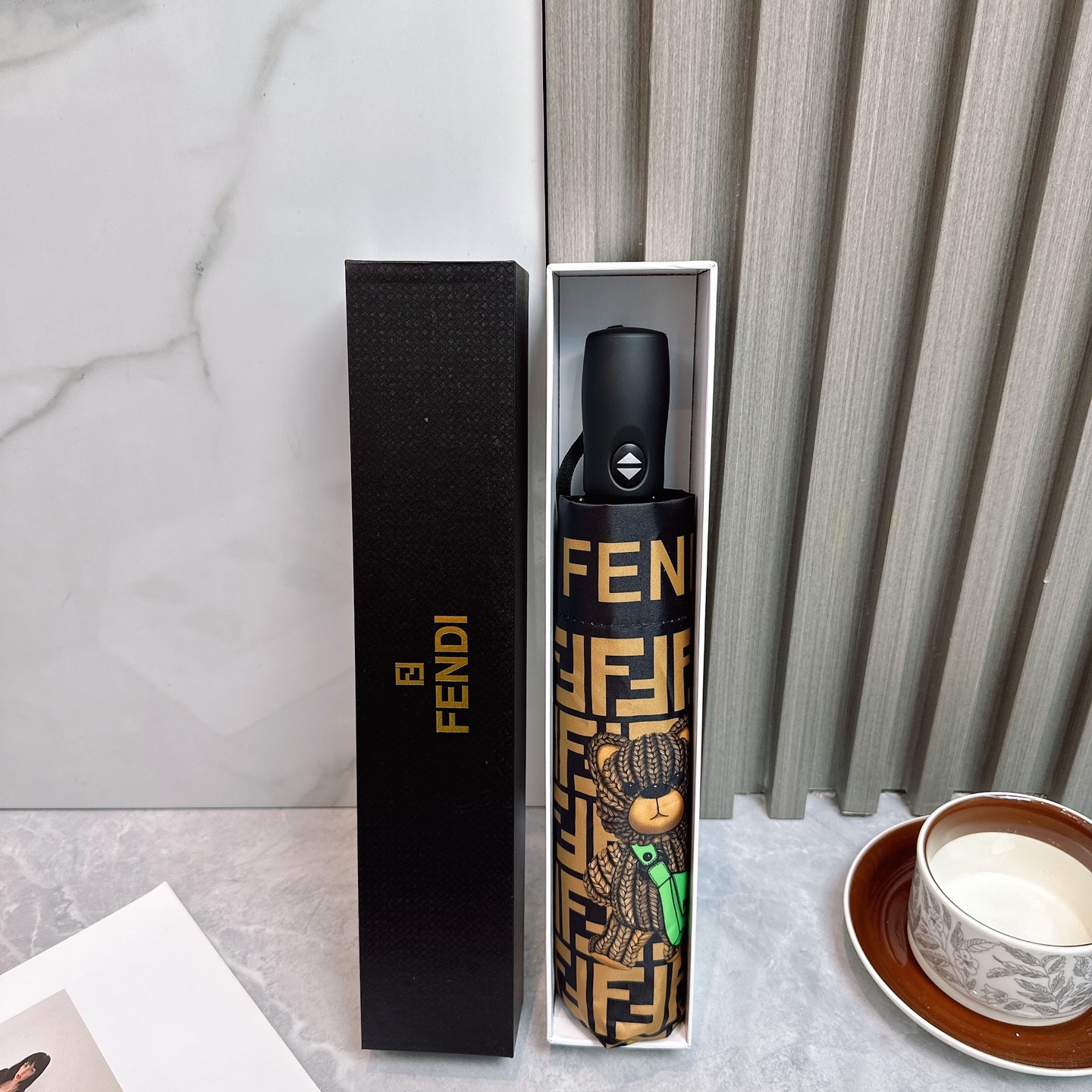  FENDI（芬迪）年度火爆力作🔥🔥 来自意大利的著名奢侈品牌 以其调皮古怪的风格创造了一个独特的时尚席