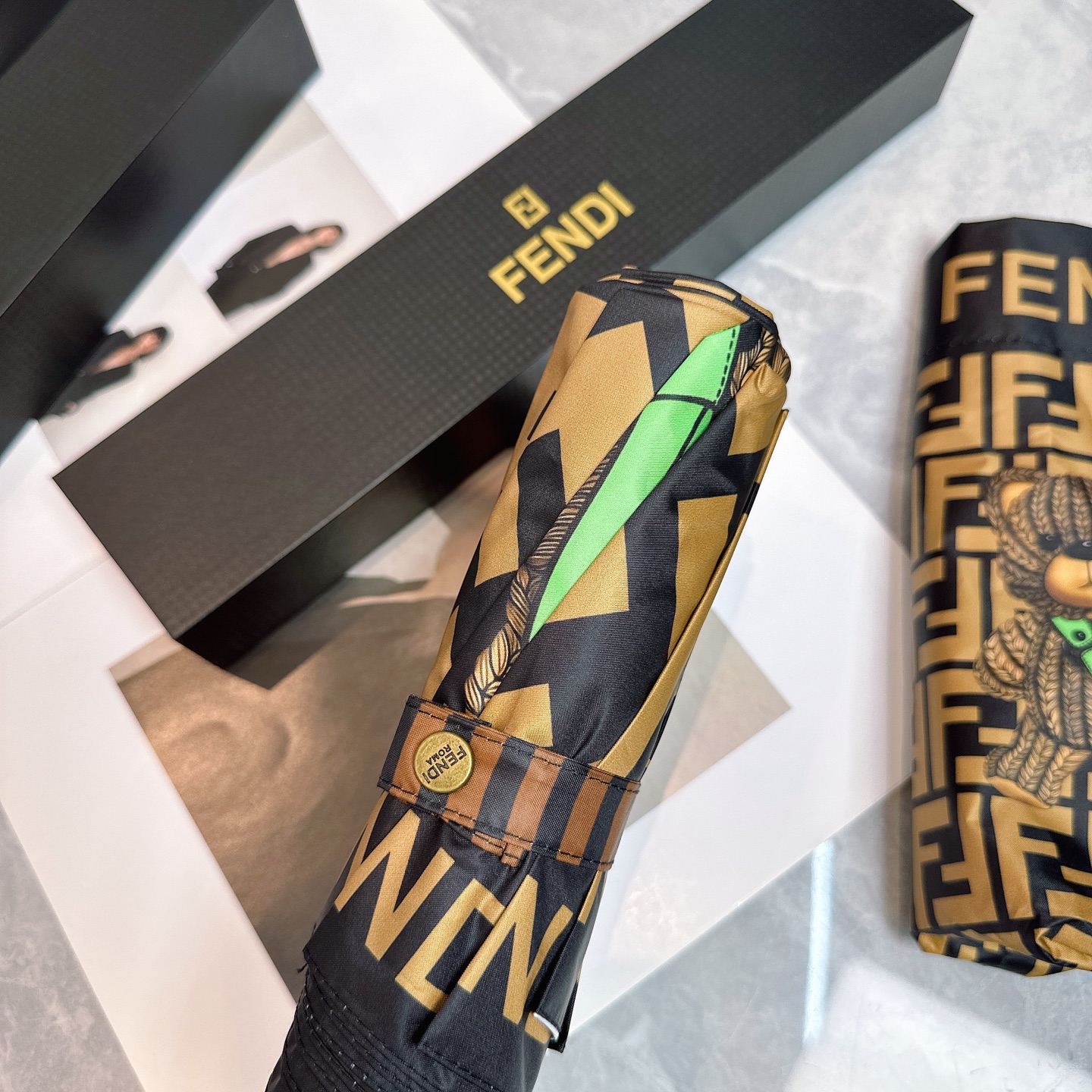  FENDI（芬迪）年度火爆力作🔥🔥 来自意大利的著名奢侈品牌 以其调皮古怪的风格创造了一个独特的时尚席