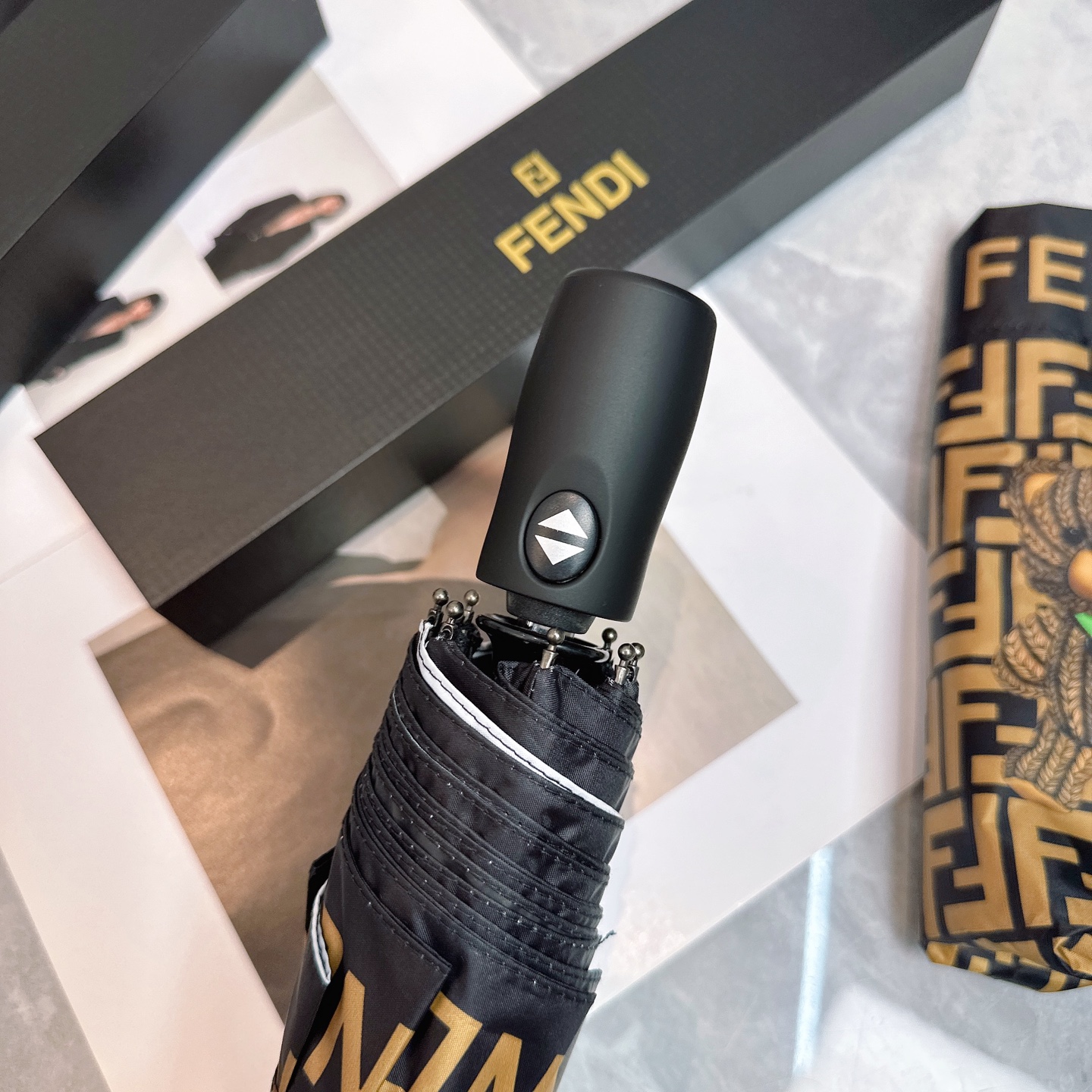  FENDI（芬迪）年度火爆力作🔥🔥 来自意大利的著名奢侈品牌 以其调皮古怪的风格创造了一个独特的时尚席