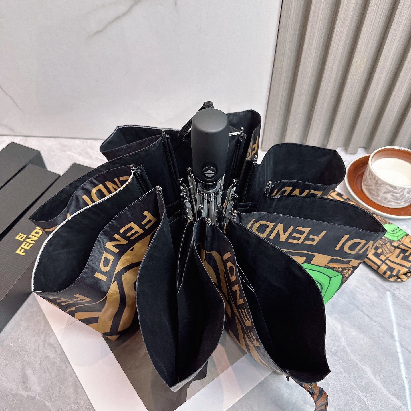  FENDI（芬迪）年度火爆力作🔥🔥 来自意大利的著名奢侈品牌 以其调皮古怪的风格创造了一个独特的时尚席
