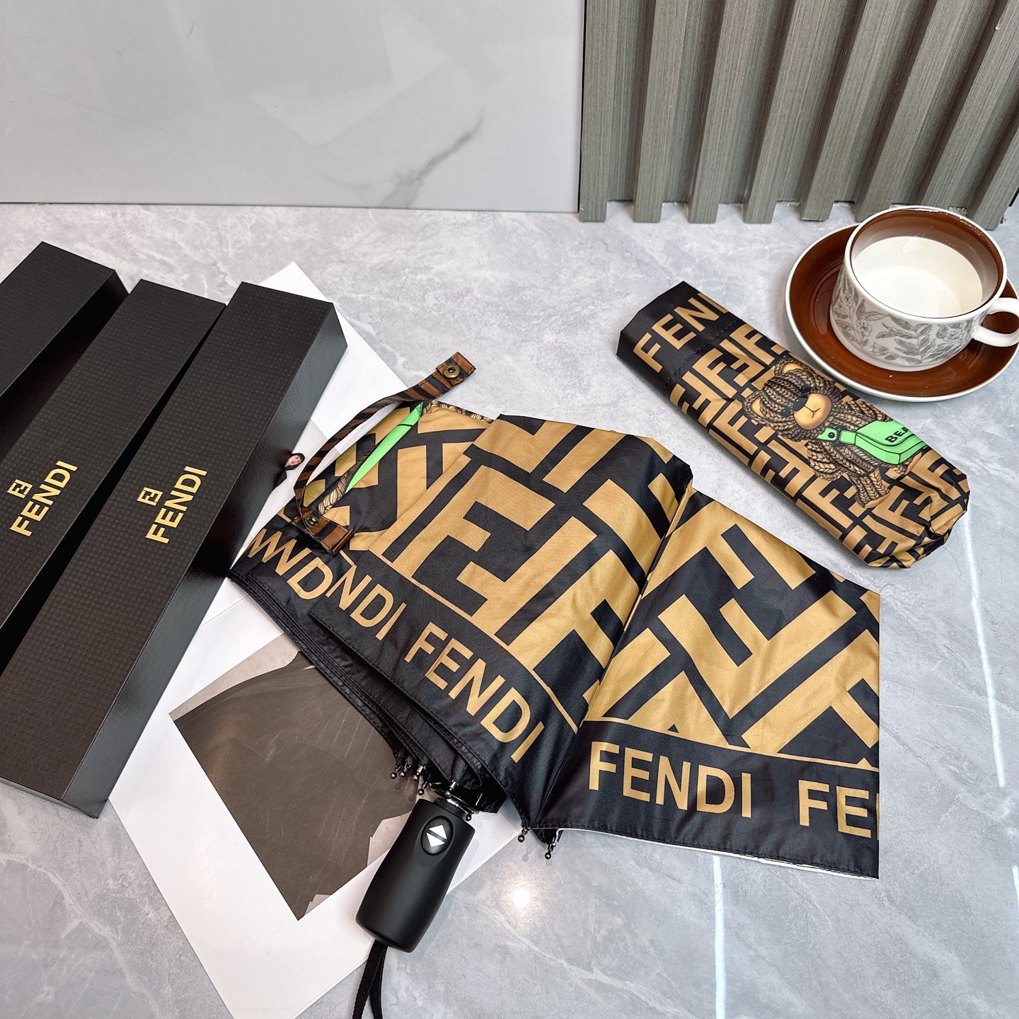  FENDI（芬迪）年度火爆力作🔥🔥 来自意大利的著名奢侈品牌 以其调皮古怪的风格创造了一个独特的时尚席