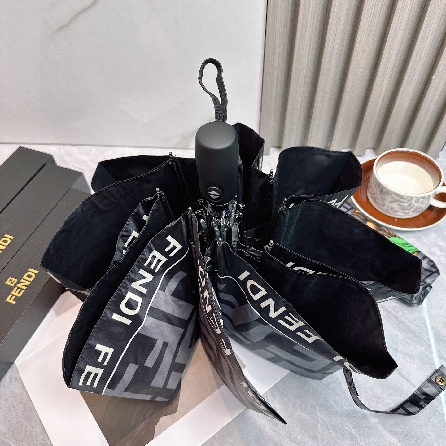  FENDI（芬迪）年度火爆力作🔥🔥 来自意大利的著名奢侈品牌 以其调皮古怪的风格创造了一个独特的时尚席