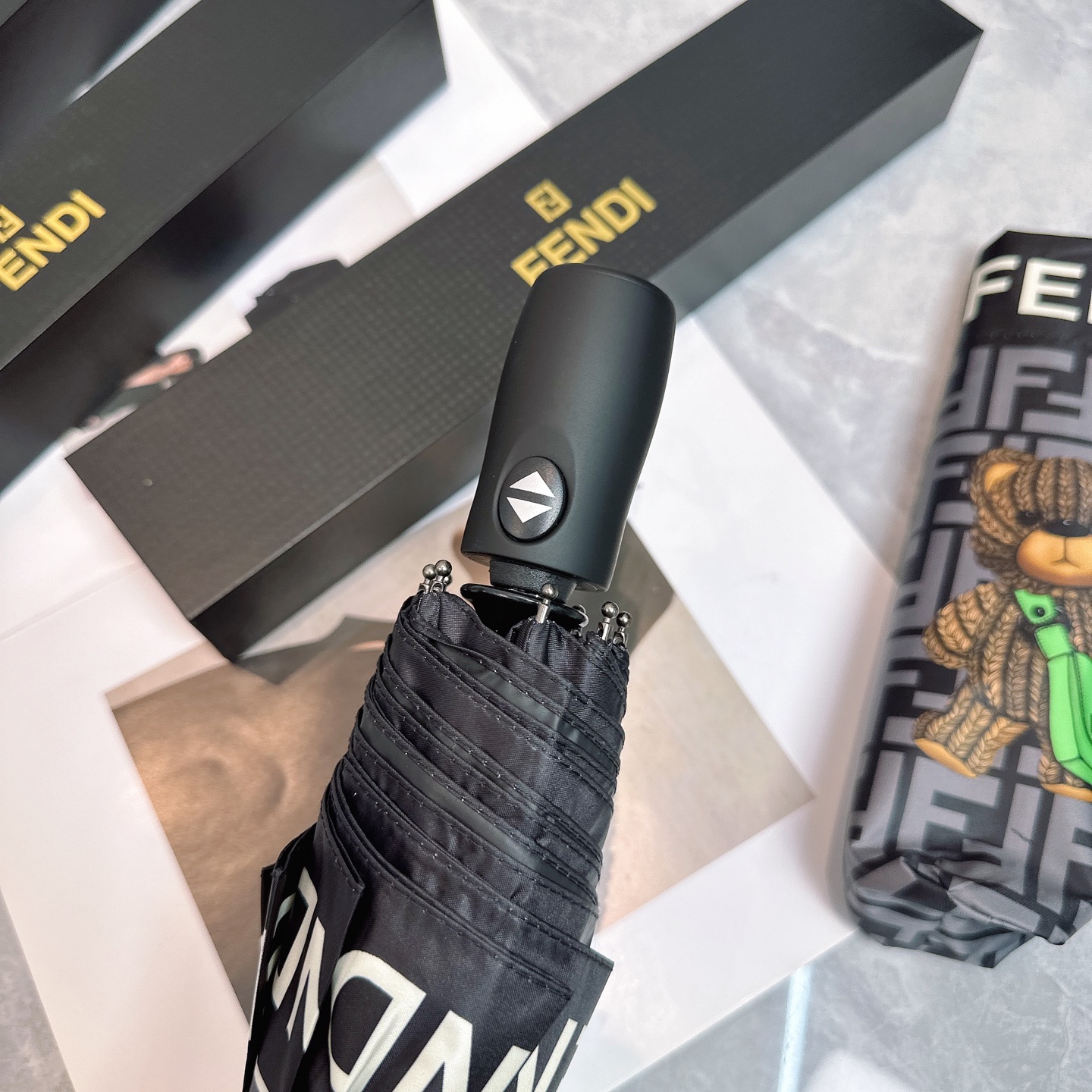  FENDI（芬迪）年度火爆力作🔥🔥 来自意大利的著名奢侈品牌 以其调皮古怪的风格创造了一个独特的时尚席