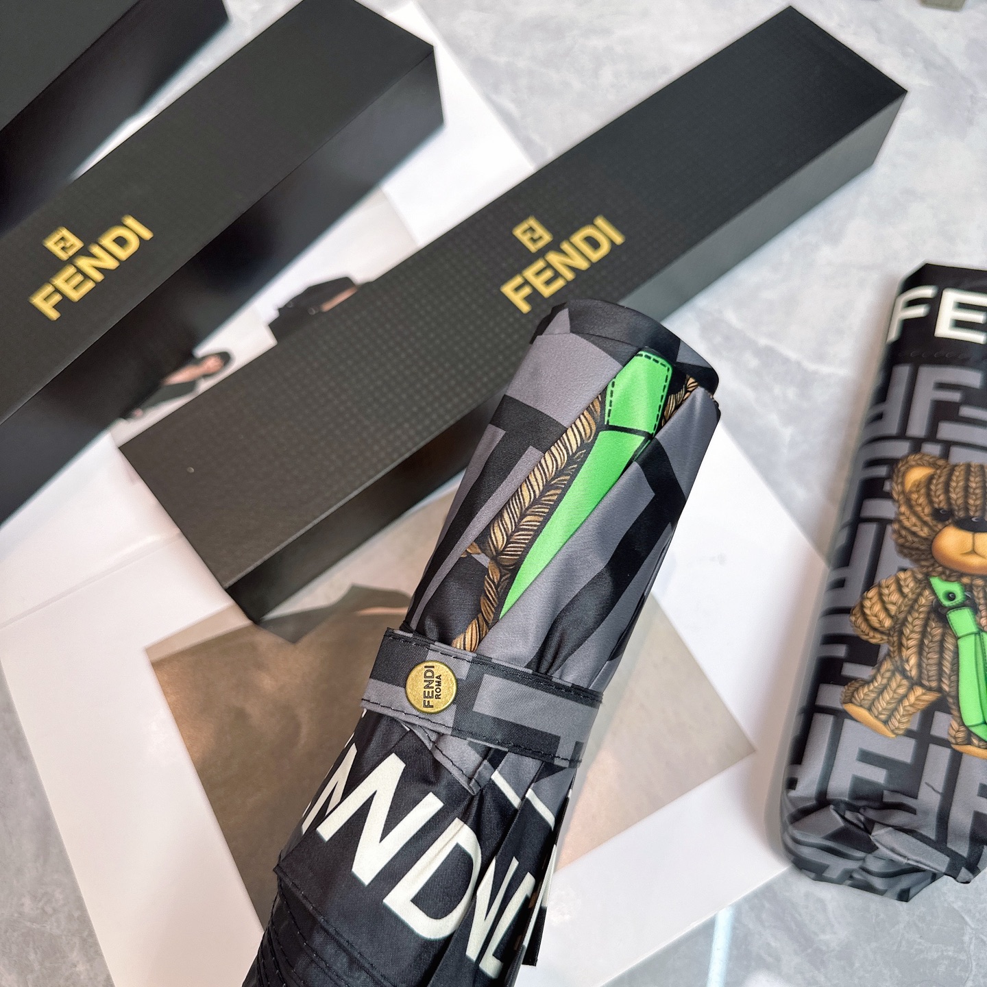  FENDI（芬迪）年度火爆力作🔥🔥 来自意大利的著名奢侈品牌 以其调皮古怪的风格创造了一个独特的时尚席