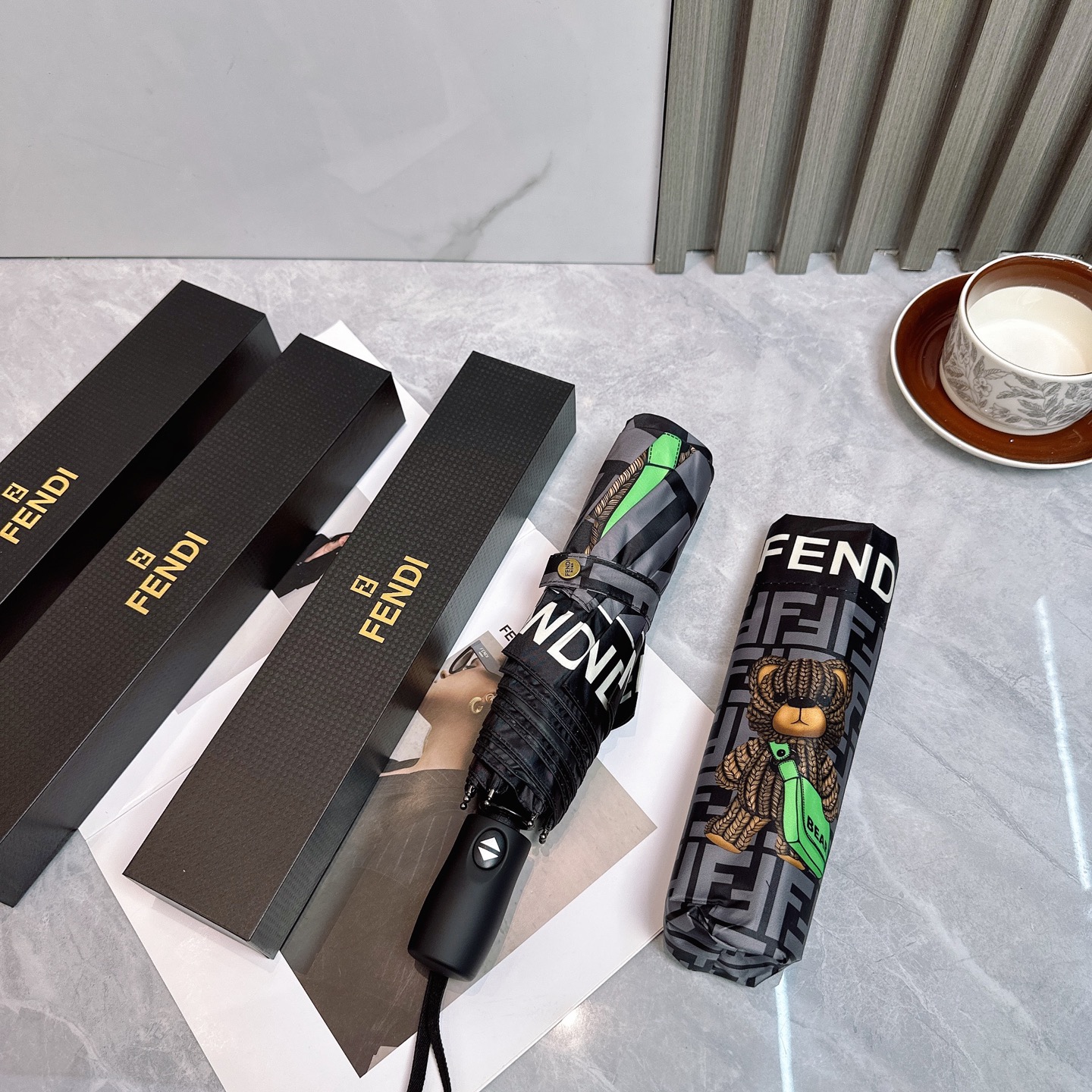  FENDI（芬迪）年度火爆力作🔥🔥 来自意大利的著名奢侈品牌 以其调皮古怪的风格创造了一个独特的时尚席