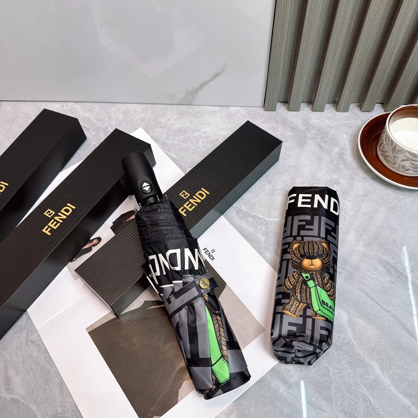  FENDI（芬迪）年度火爆力作🔥🔥 来自意大利的著名奢侈品牌 以其调皮古怪的风格创造了一个独特的时尚席