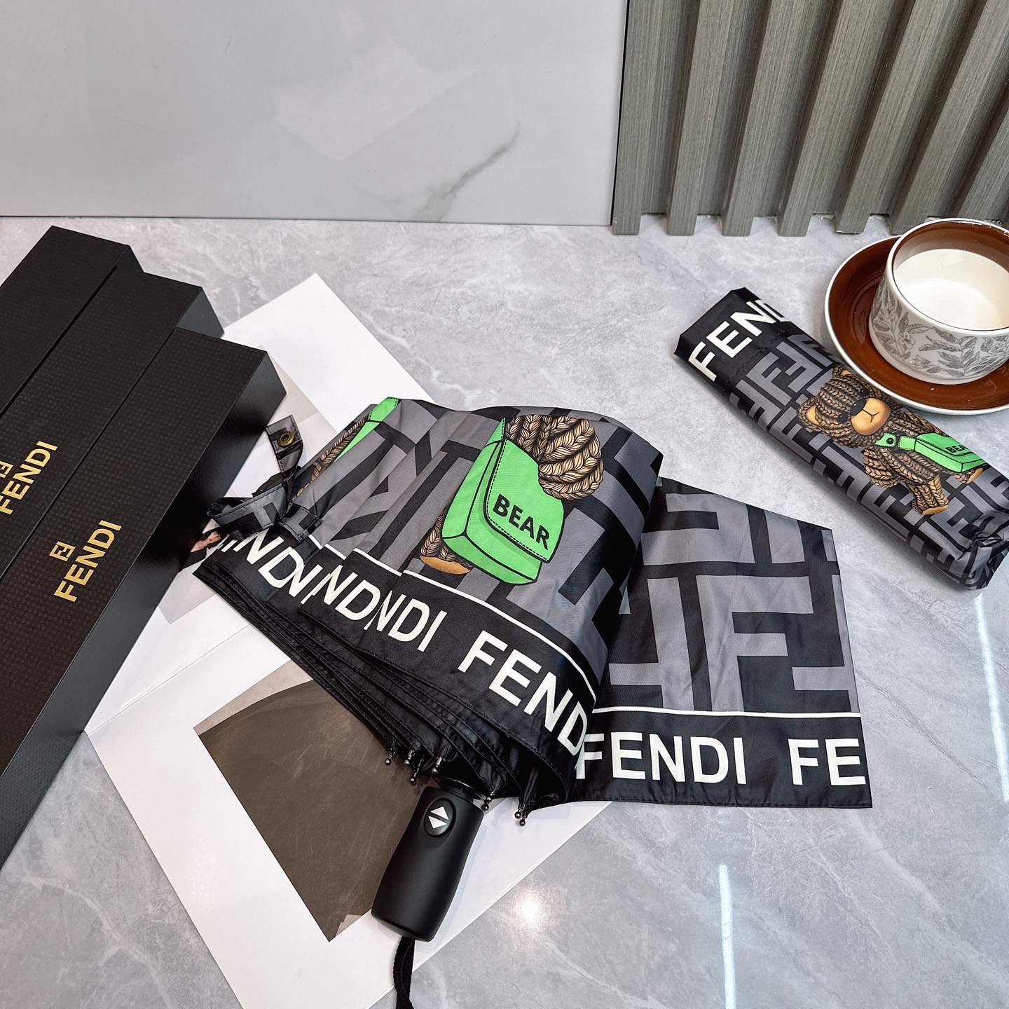  FENDI（芬迪）年度火爆力作🔥🔥 来自意大利的著名奢侈品牌 以其调皮古怪的风格创造了一个独特的时尚席
