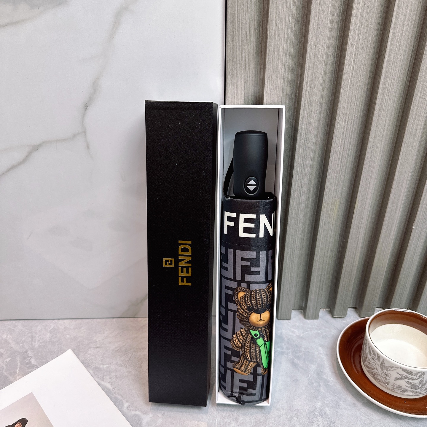  FENDI（芬迪）年度火爆力作🔥🔥 来自意大利的著名奢侈品牌 以其调皮古怪的风格创造了一个独特的时尚席