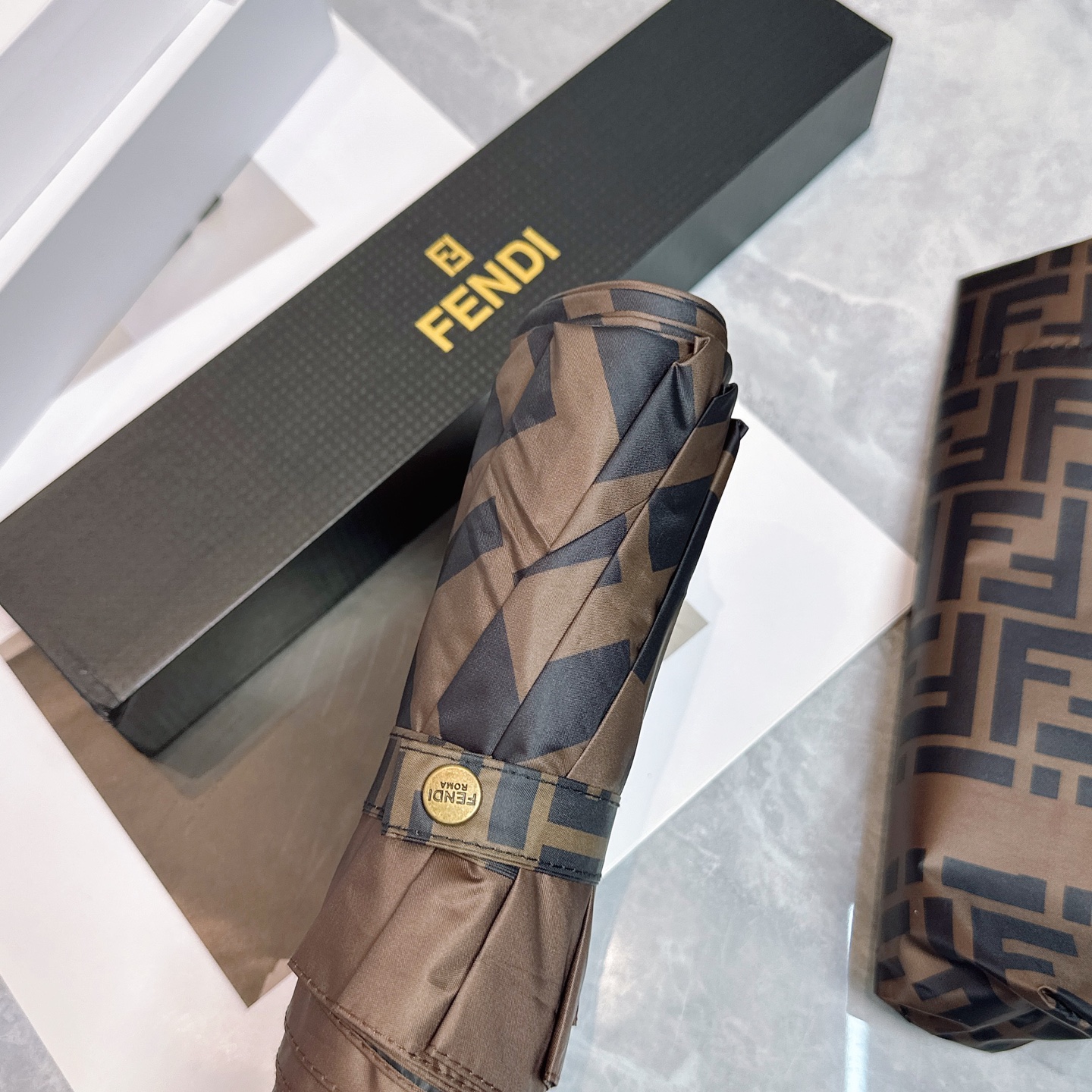  FENDI（芬迪）年度火爆力作🔥🔥 来自意大利的著名奢侈品牌 以其调皮古怪的风格创造了一个独特的时尚席