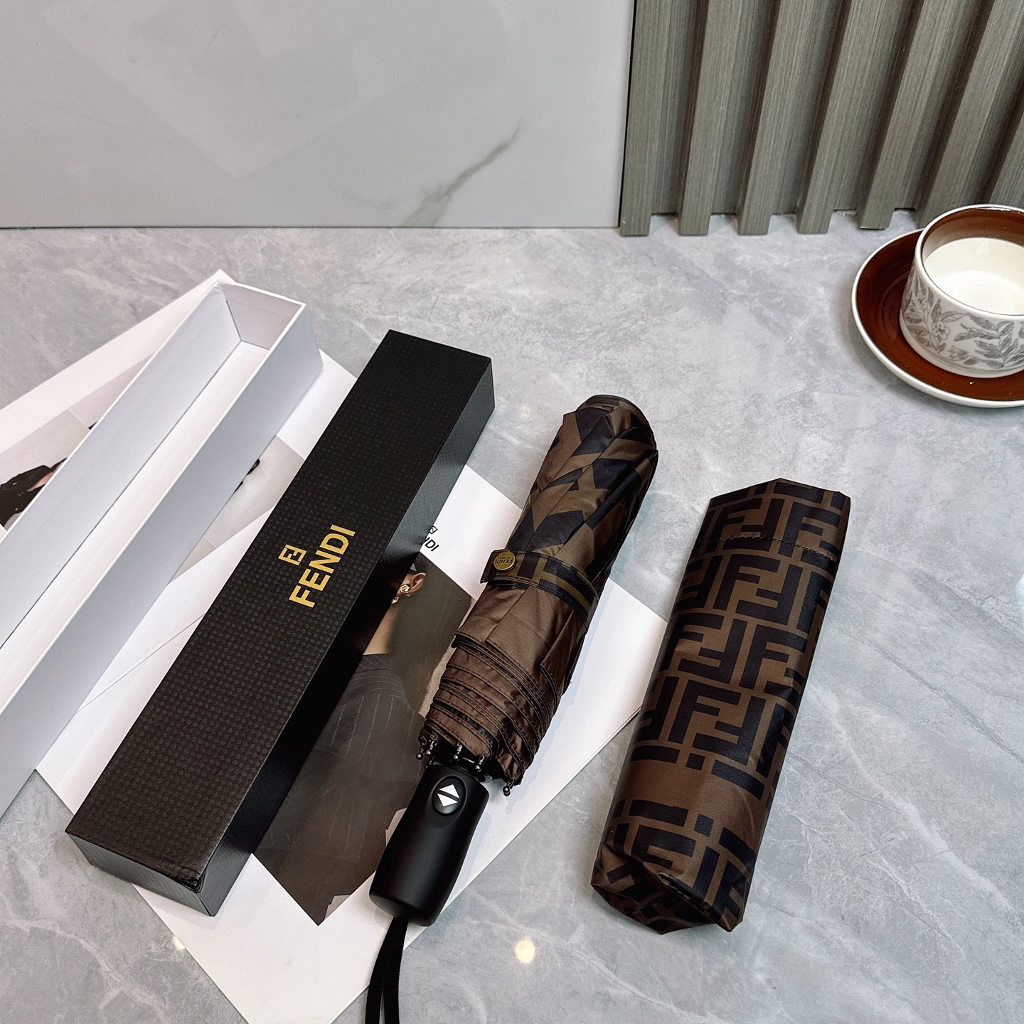  FENDI（芬迪）年度火爆力作🔥🔥 来自意大利的著名奢侈品牌 以其调皮古怪的风格创造了一个独特的时尚席