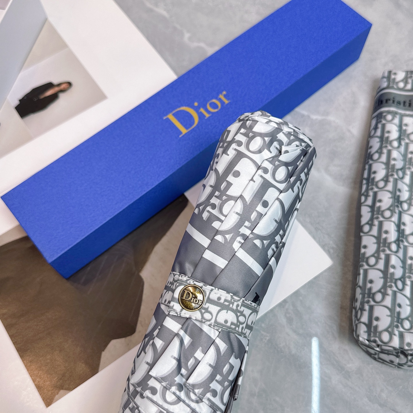  Dior（迪奥）夏季新款 全自动折叠晴雨伞 
黑色涂层防晒有效阻隔紫外线99%，UPF>50 
所以能