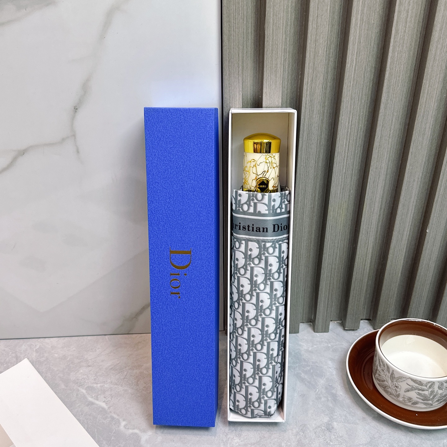  Dior（迪奥）夏季新款 全自动折叠晴雨伞 
黑色涂层防晒有效阻隔紫外线99%，UPF>50 
所以能