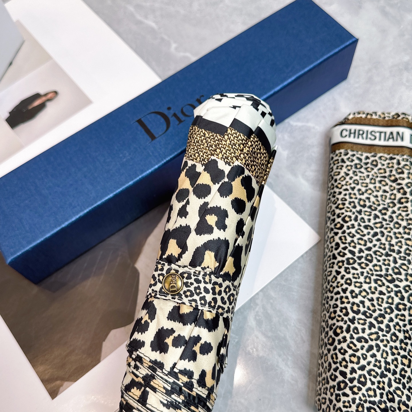  Dior（迪奥）2025夏季新款 LED灯全自动折叠晴雨伞 
黑色涂层防晒有效阻隔紫外线99%，UPF