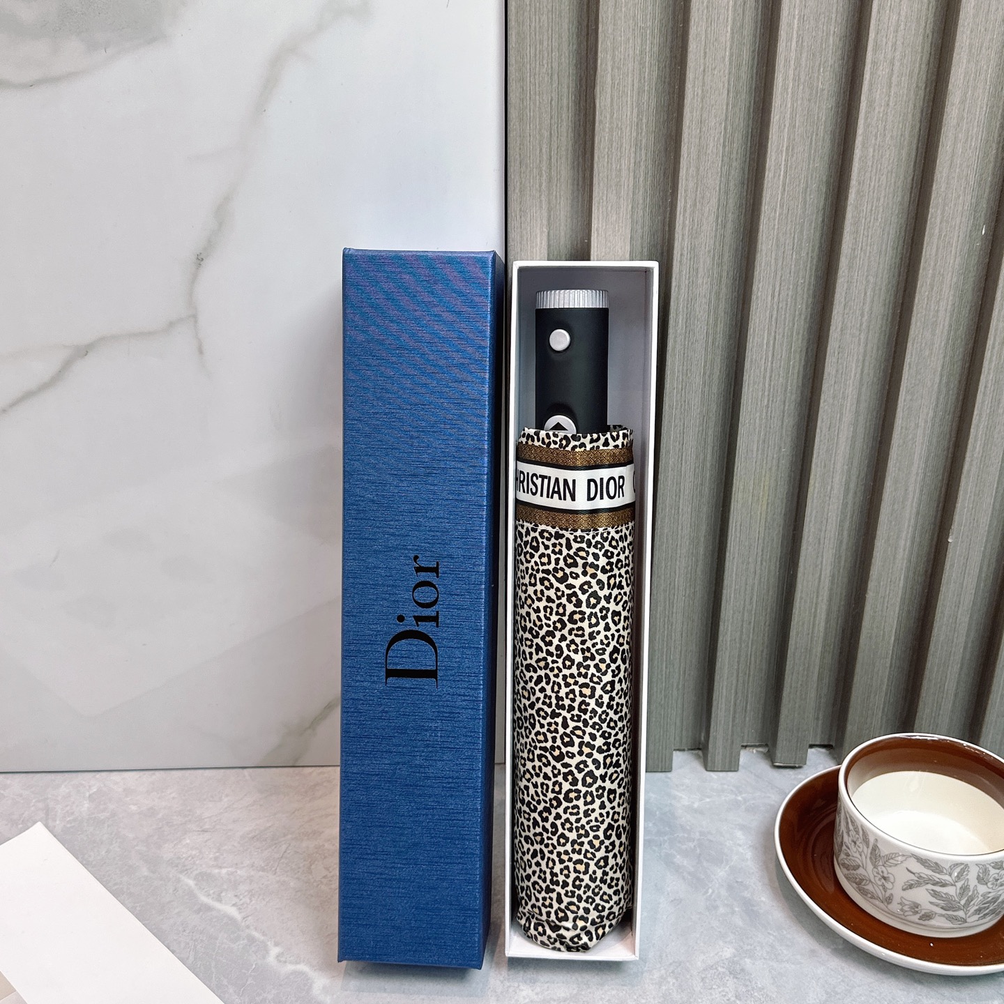  Dior（迪奥）2025夏季新款 LED灯全自动折叠晴雨伞 
黑色涂层防晒有效阻隔紫外线99%，UPF