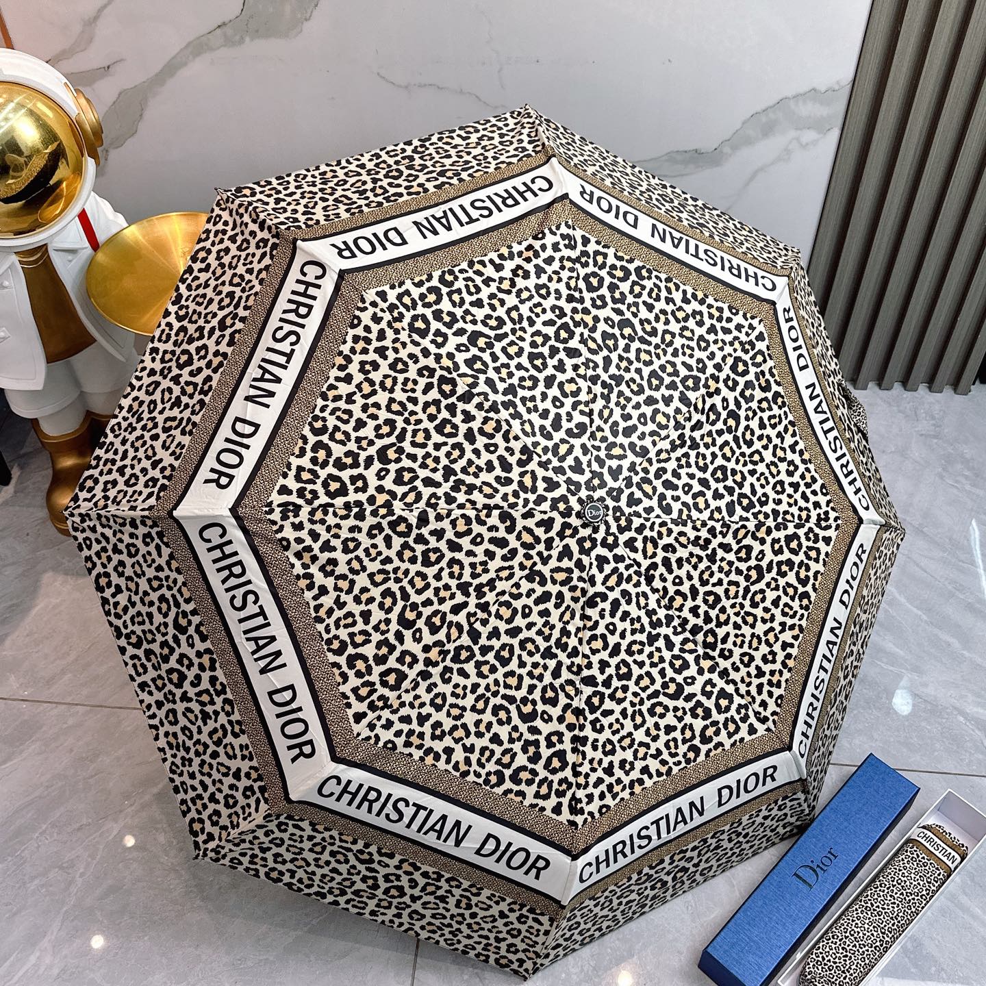  Dior（迪奥）2025夏季新款 LED灯全自动折叠晴雨伞 
黑色涂层防晒有效阻隔紫外线99%，UPF
