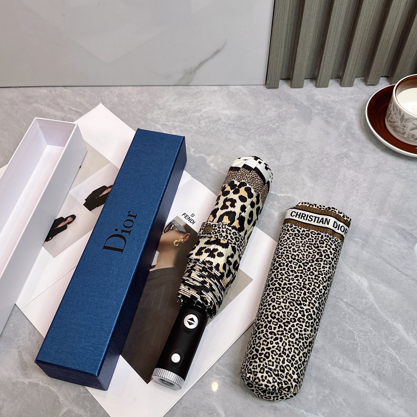  Dior（迪奥）2025夏季新款 LED灯全自动折叠晴雨伞 
黑色涂层防晒有效阻隔紫外线99%，UPF