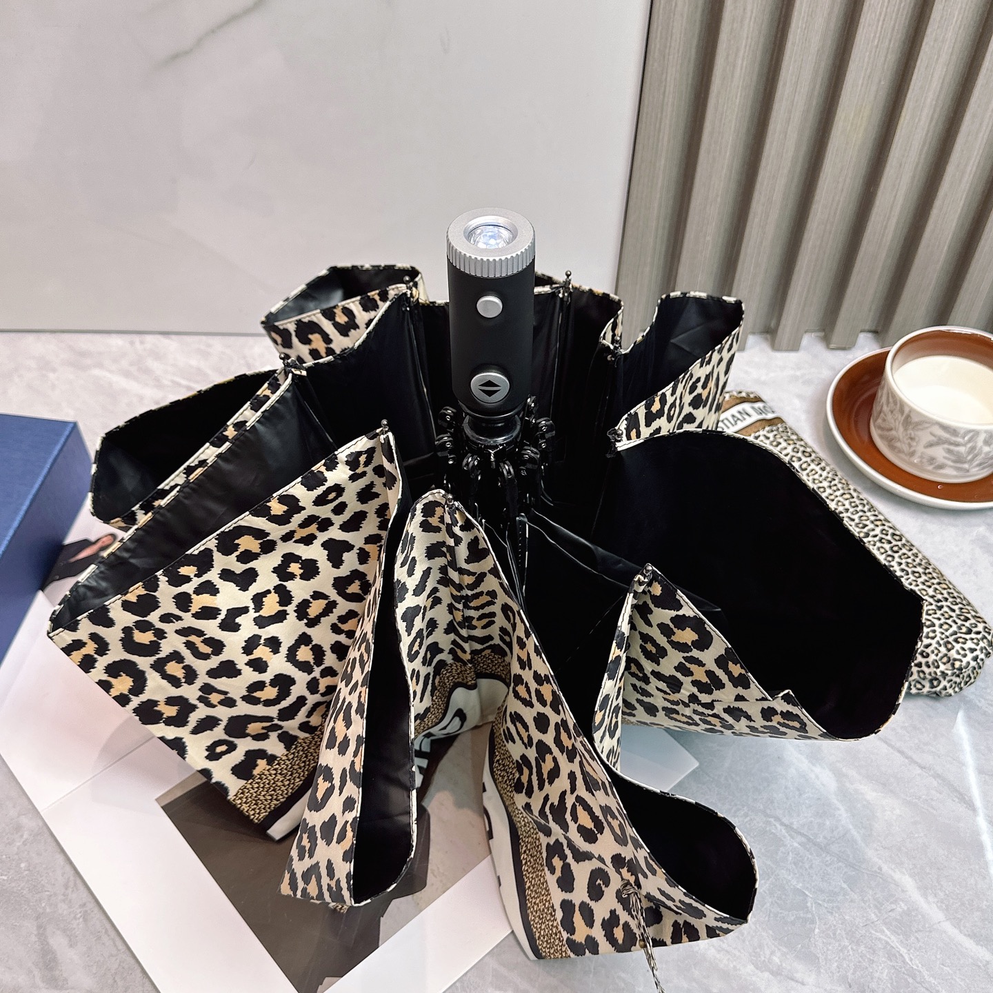  Dior（迪奥）2025夏季新款 LED灯全自动折叠晴雨伞 
黑色涂层防晒有效阻隔紫外线99%，UPF