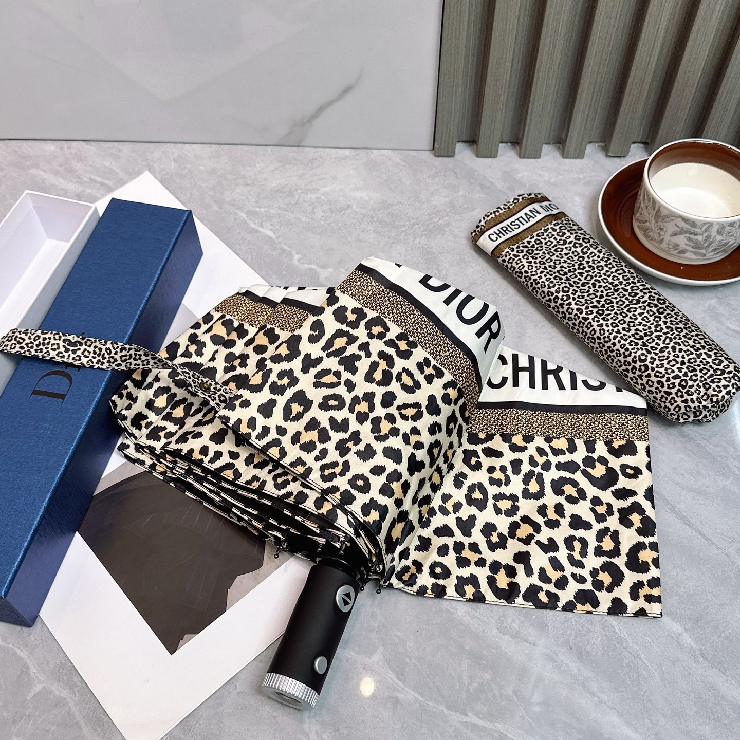  Dior（迪奥）2025夏季新款 LED灯全自动折叠晴雨伞 
黑色涂层防晒有效阻隔紫外线99%，UPF