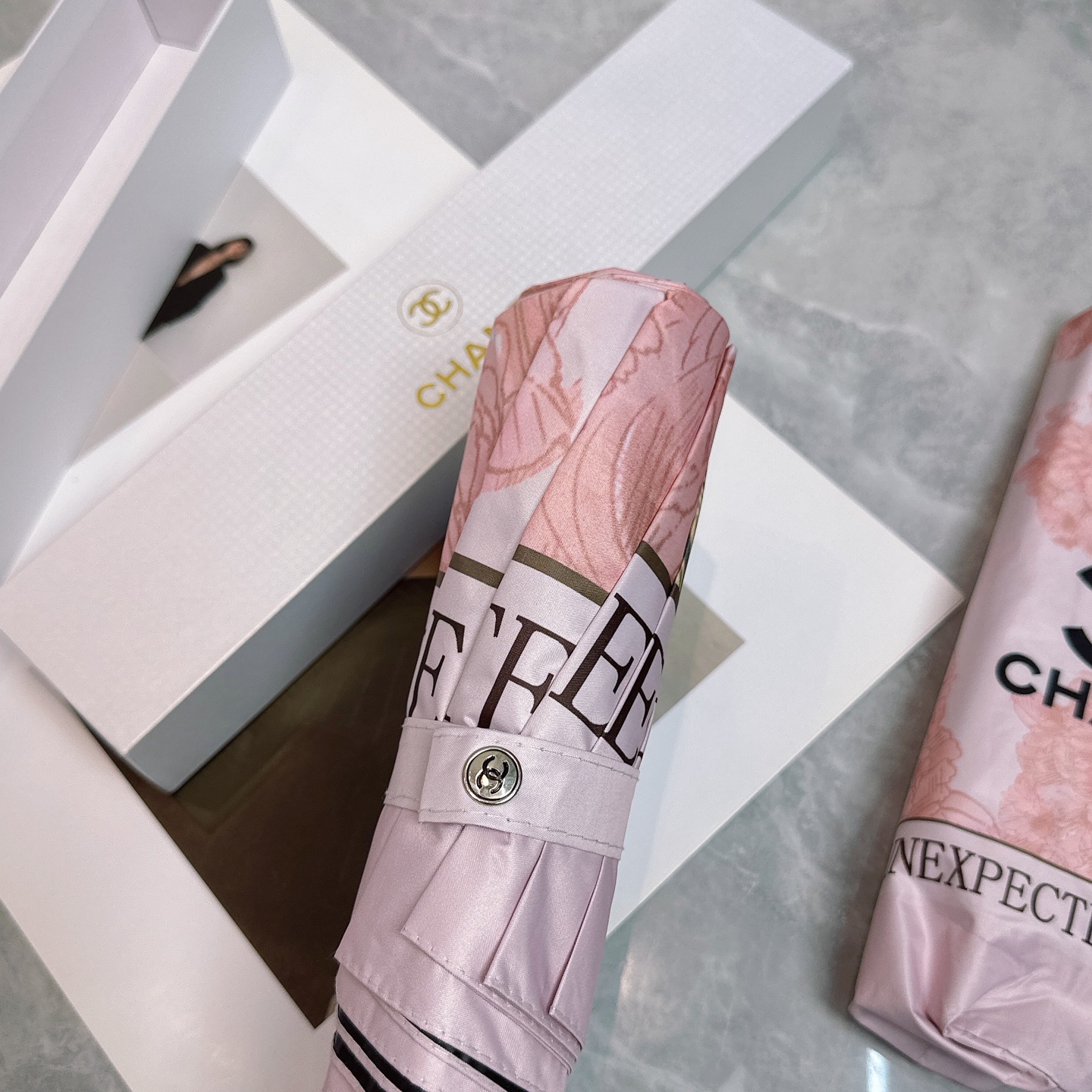  CHANEL（香奈儿）夏季新款 全自动折叠晴雨伞 
黑色涂层防晒有效阻隔紫外线99%，UPF>50 
