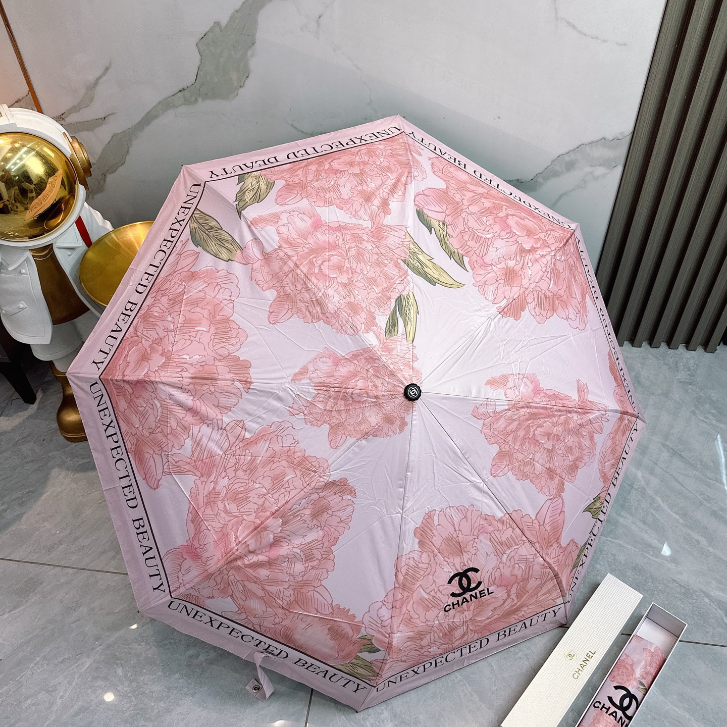  CHANEL（香奈儿）夏季新款 全自动折叠晴雨伞 
黑色涂层防晒有效阻隔紫外线99%，UPF>50 
